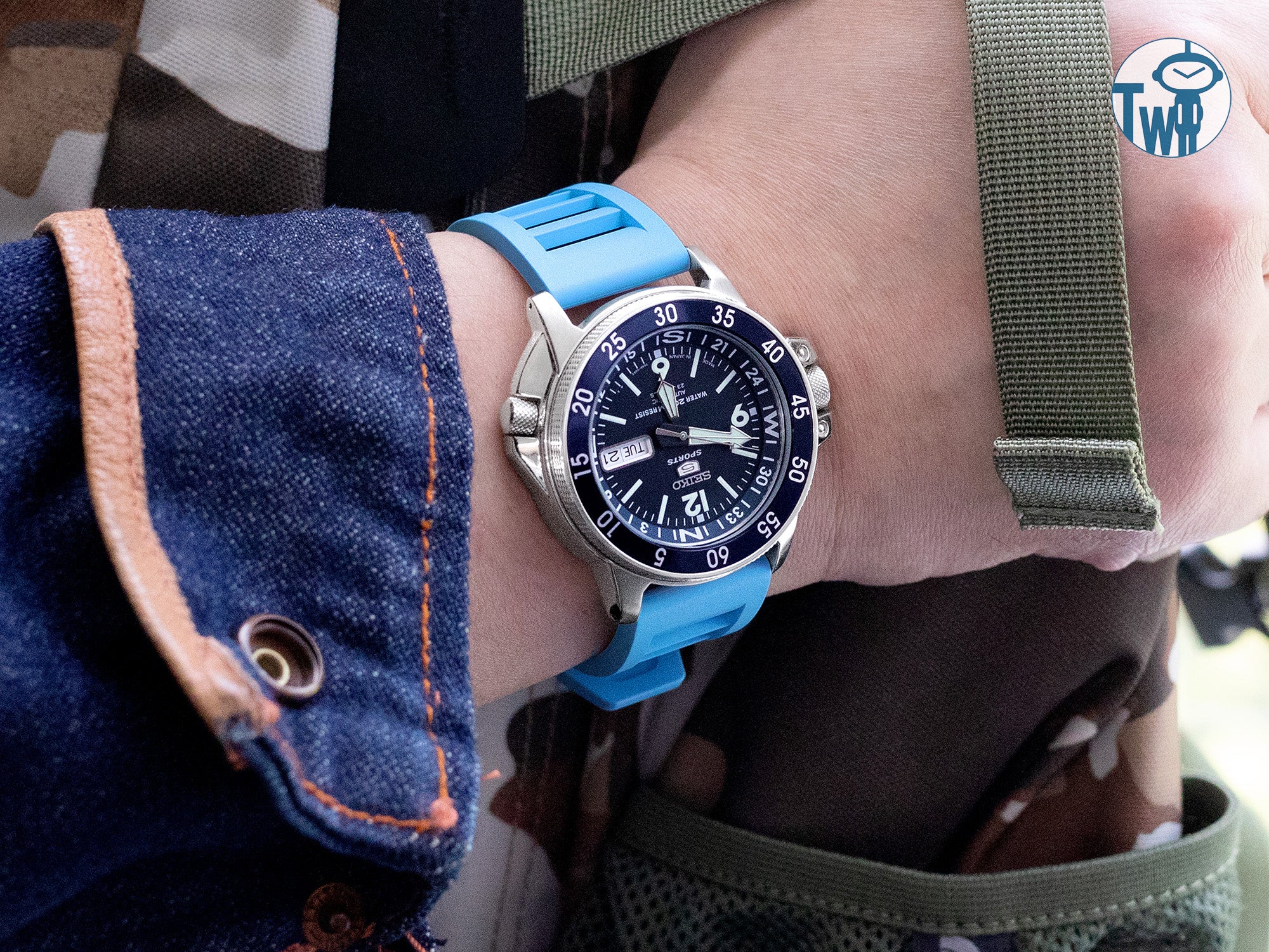太空人腕時計TW的FKM快拆橡膠錶帶完美地搭配Seiko精工 盾牌5號 雙錶冠 Atlas SKZ209J1左撇子手錶。