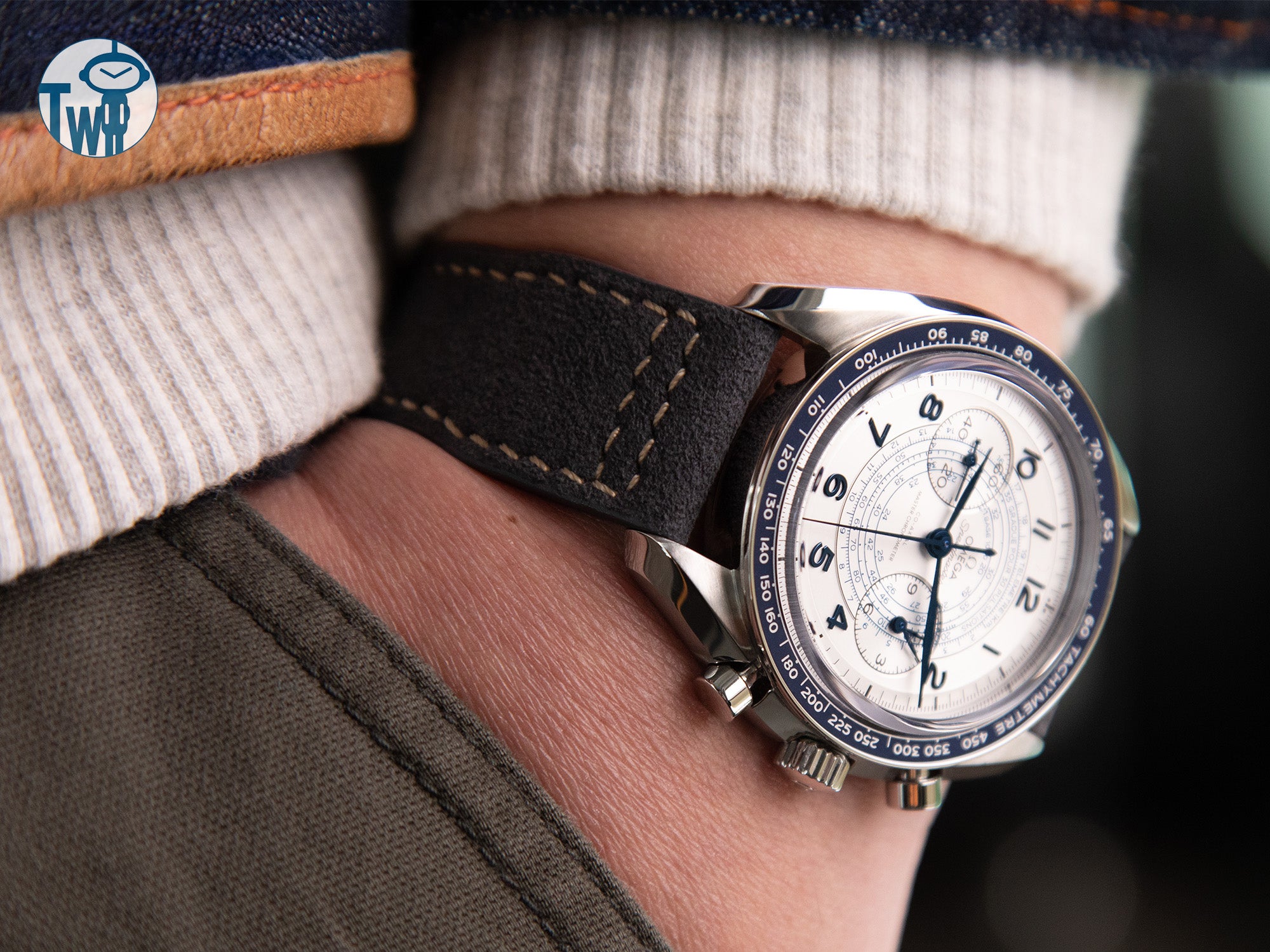OMEGA歐米茄超霸計時碼錶透過錶帶佩戴在手腕上｜太空人腕時計TW