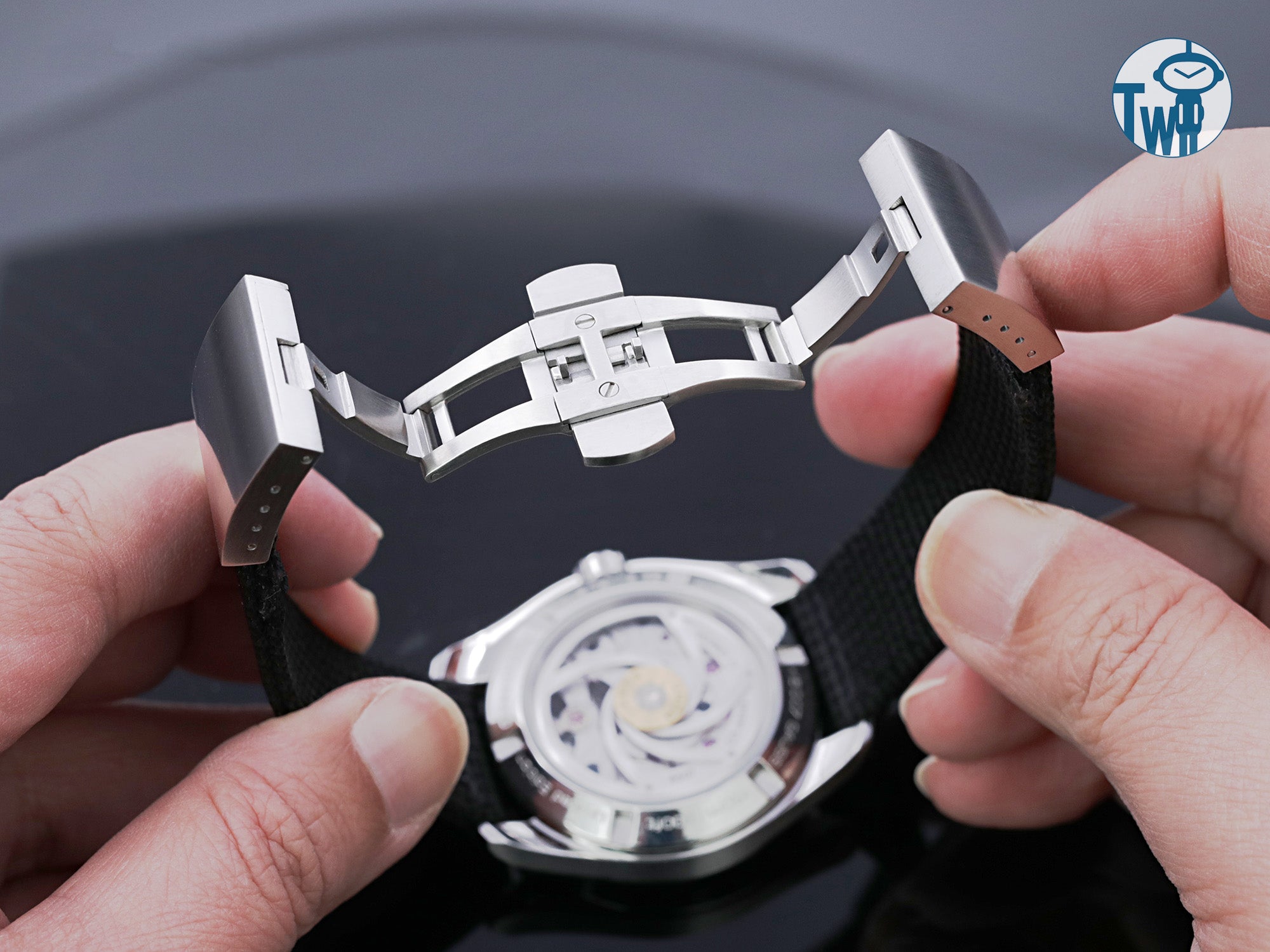 太空人腕時計TW 錶帶的雙翼蝴蝶扣或展開式錶扣細節