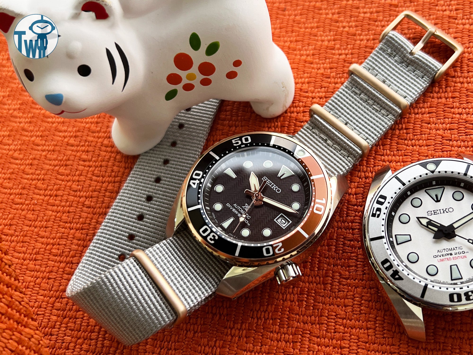 Nato 錶帶的香檳金錶帶扣和扣環與 Seiko精工 小MM SPB192J1 的 Rootbeer 顏色完美搭配｜太空人腕時計TW