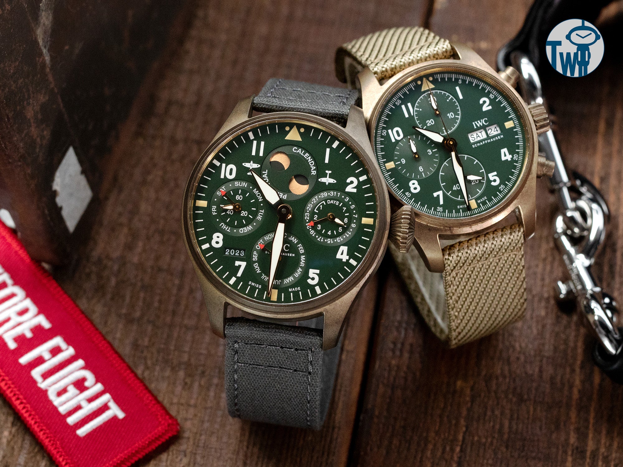 IWC萬國錶 噴火戰機大型飛行員萬年曆腕錶 IW503601 搭配 MiLTAT深灰色帆布錶帶｜太空人腕時計TW