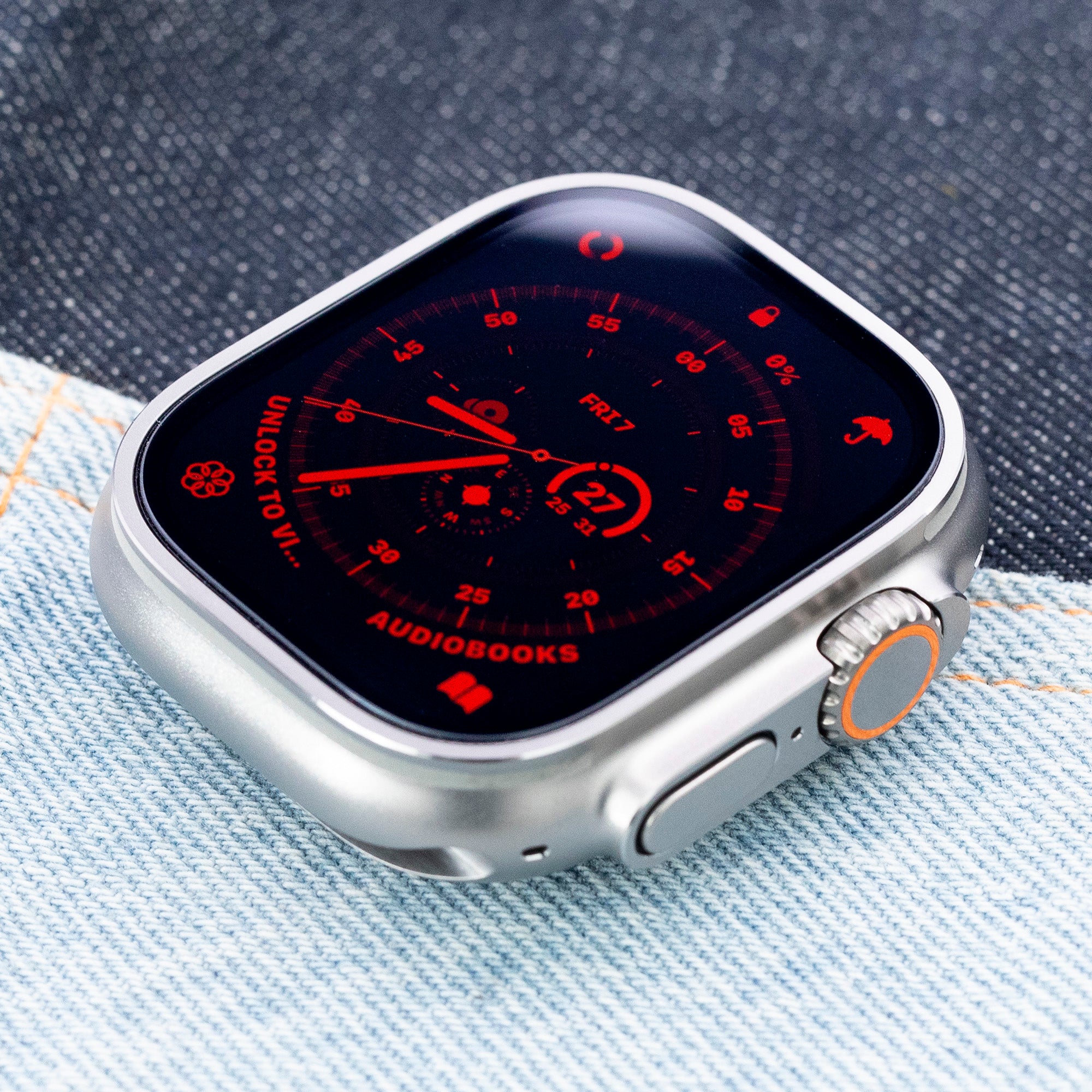 Apple Watch Ultra 顯示屏的亮度是舊款的兩倍，新的紅色界面優化了黑暗中的可見度