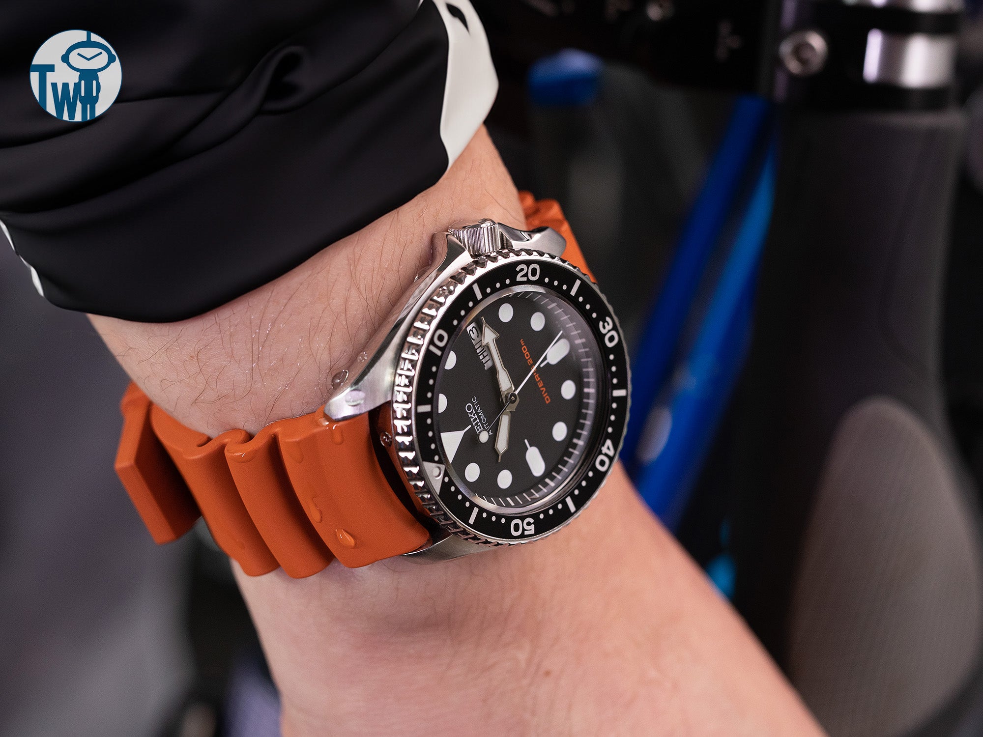 根據太空人腕時計TW的評論，Firewave -火濤 焦橙色 FKM橡膠錶帶是與Seiko精工 SKX007最搭配的最佳選擇。