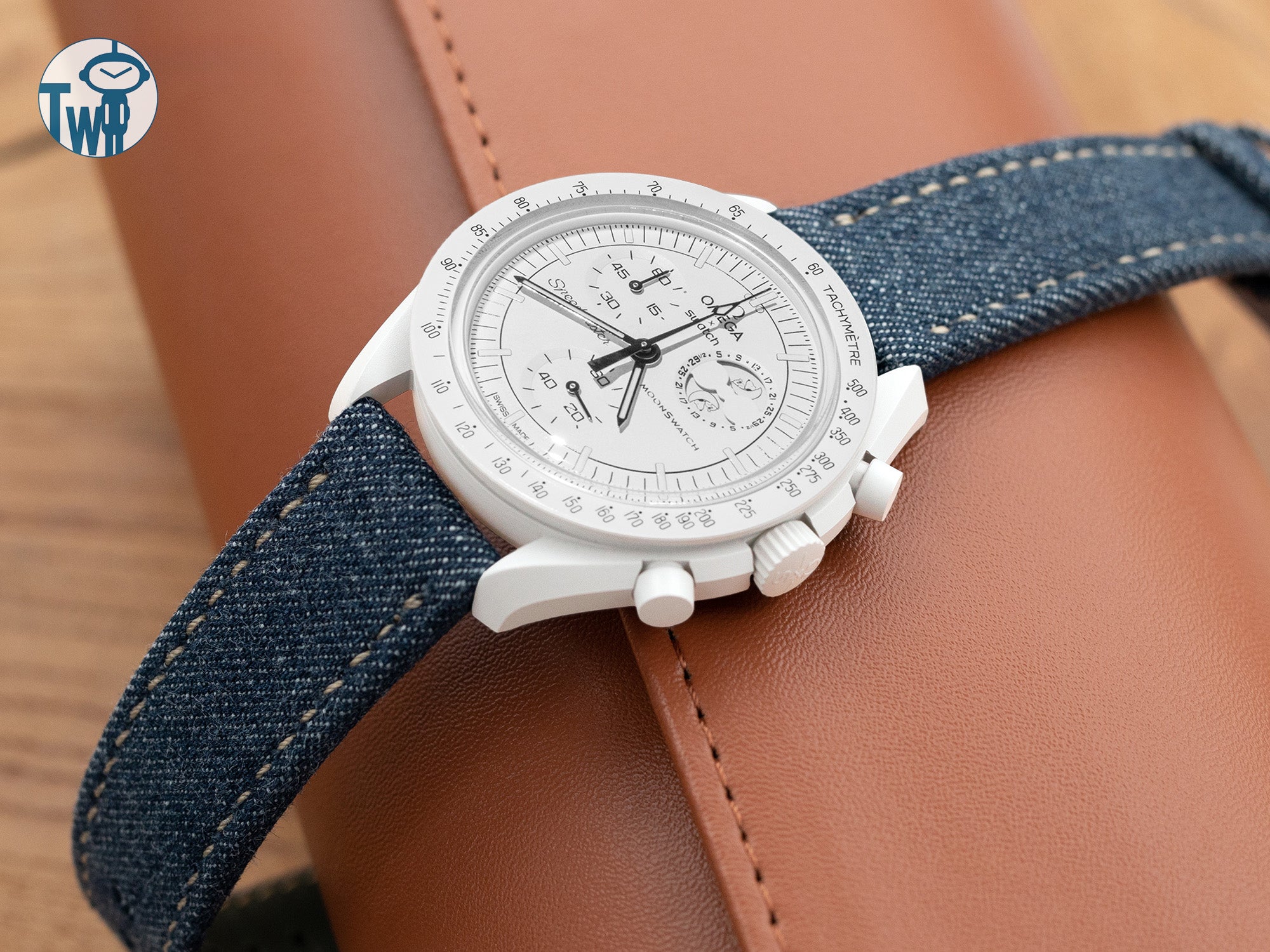 「登月任務」Snoopy史努比「月相之旅」手錶搭配由太空人腕時計TW提供的藍色再造丹寧布快拆錶帶。