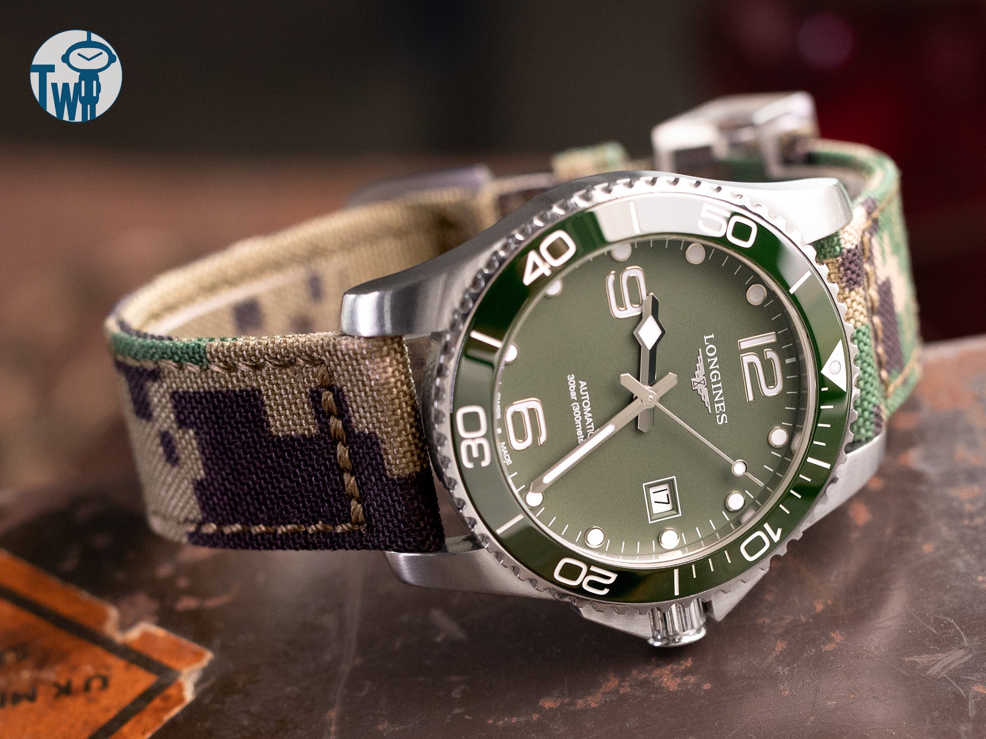 Longines浪琴錶 HydroConquest 深海征服者 41mm 綠色錶盤 L37814069 搭配 太空人腕時計TW的第二次世界大戰迷彩錶帶。