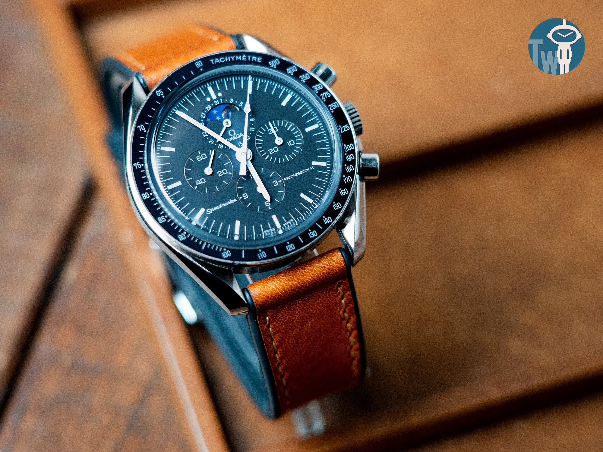 歐米茄 OMEGA 超霸系列 月相錶 搭配 棕色Hybrid 混合錶帶，來自太空人腕時計TW