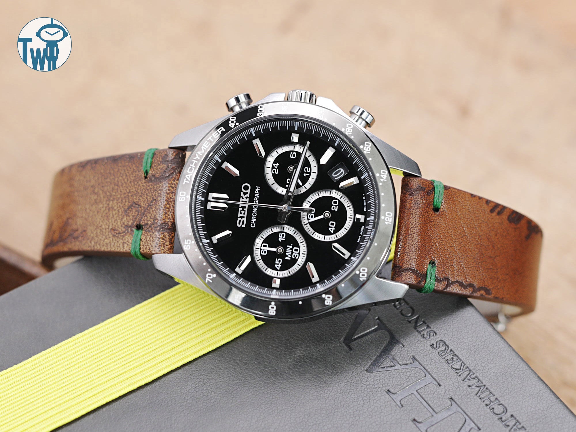 意大利手工製作的皮革錶帶，激光雕刻圖案，與Seiko精工 Spirit SBTR021計時碼錶相配，由太空人腕時計TW示範