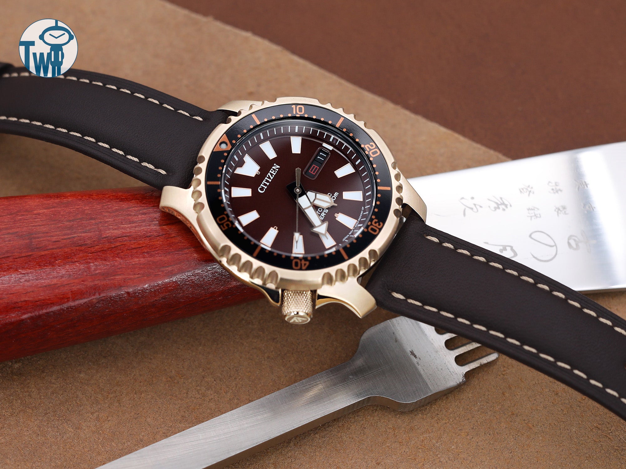 棕色啞光皮革錶帶在Citizen星辰錶 Promaster NY0083上的展示，由太空人腕時計TW示範