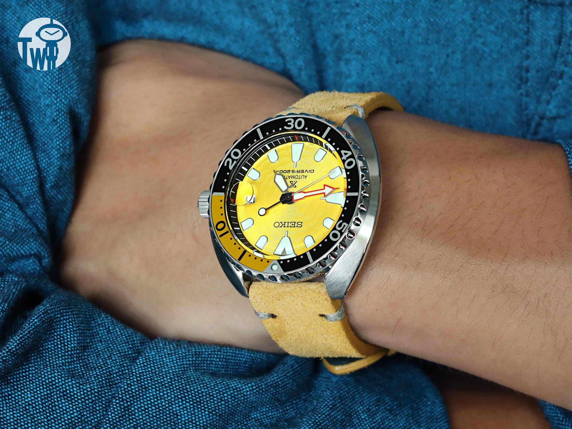 卡其色絨面皮革錶帶與Seiko精工 Zimbe 小鮑魚 SRPD19相配，由太空人腕時計TW展示