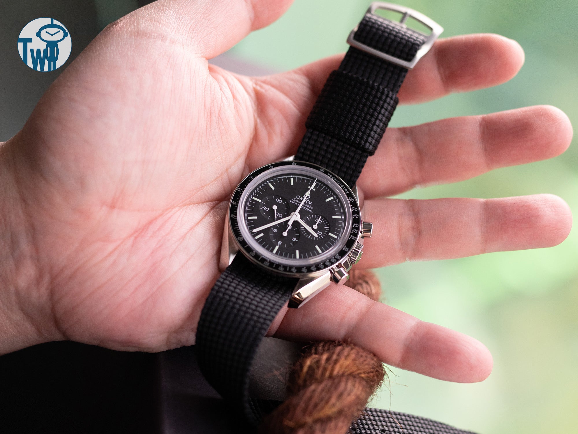 Omega歐米茄Speedmaster超霸系列 Professional Moonwatch專業月球腕錶，全黑色，同時展現運動風格和優雅，搭配一條NATO 20mm RAF N7 3-D霧面黑色編織尼龍錶帶。