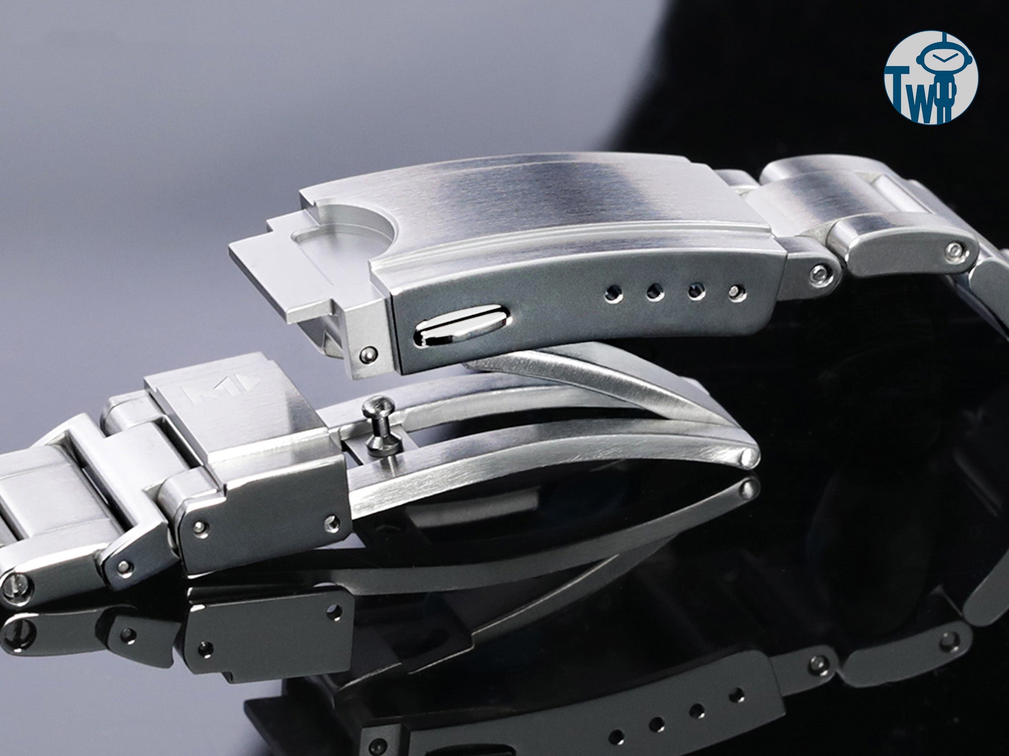 太空人腕時計TW 錶帶的 翻蓋錶扣 / 摺疊錶扣 具有明顯的折疊結構細節