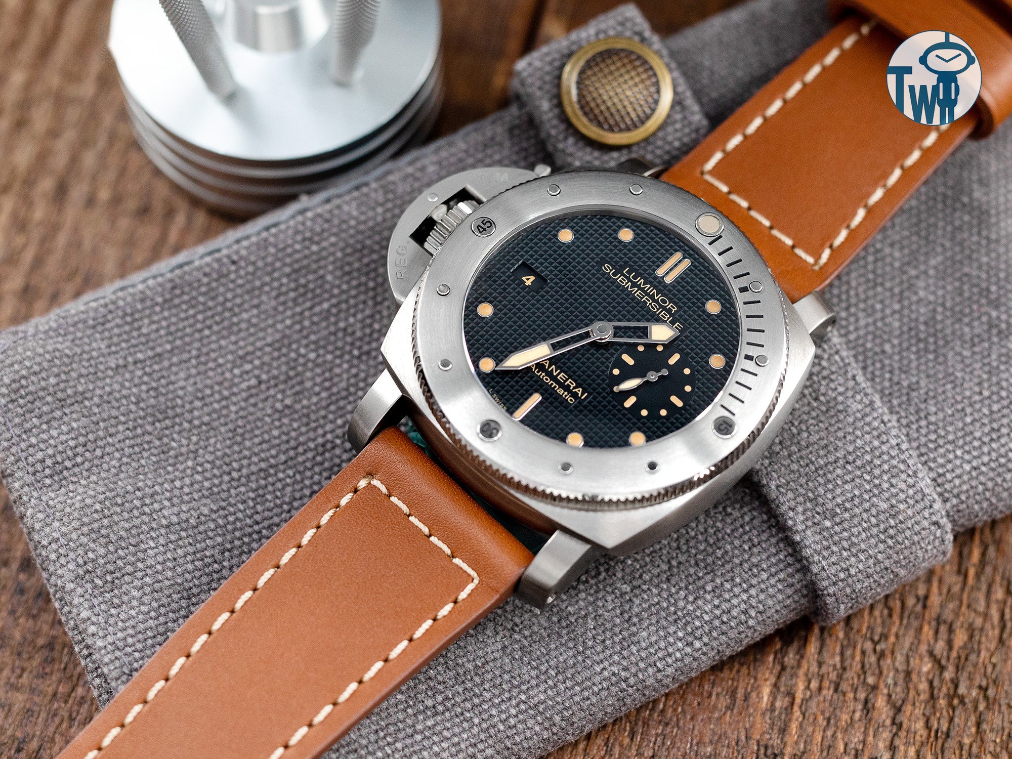 Panerai沛納海 Luminor Submersible 1950 左手 3天自動腕錶 PAM569 配上 皮革錶帶｜太空人腕時計TW