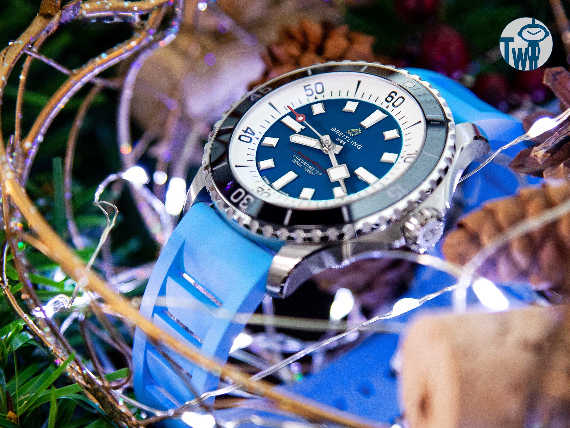 Breitling百年靈 SuperOcean Automatic 44超級海洋自動腕錶 配上 RM 條狀穿孔透氣 FKM橡膠快拆錶帶｜太空人腕時計TW