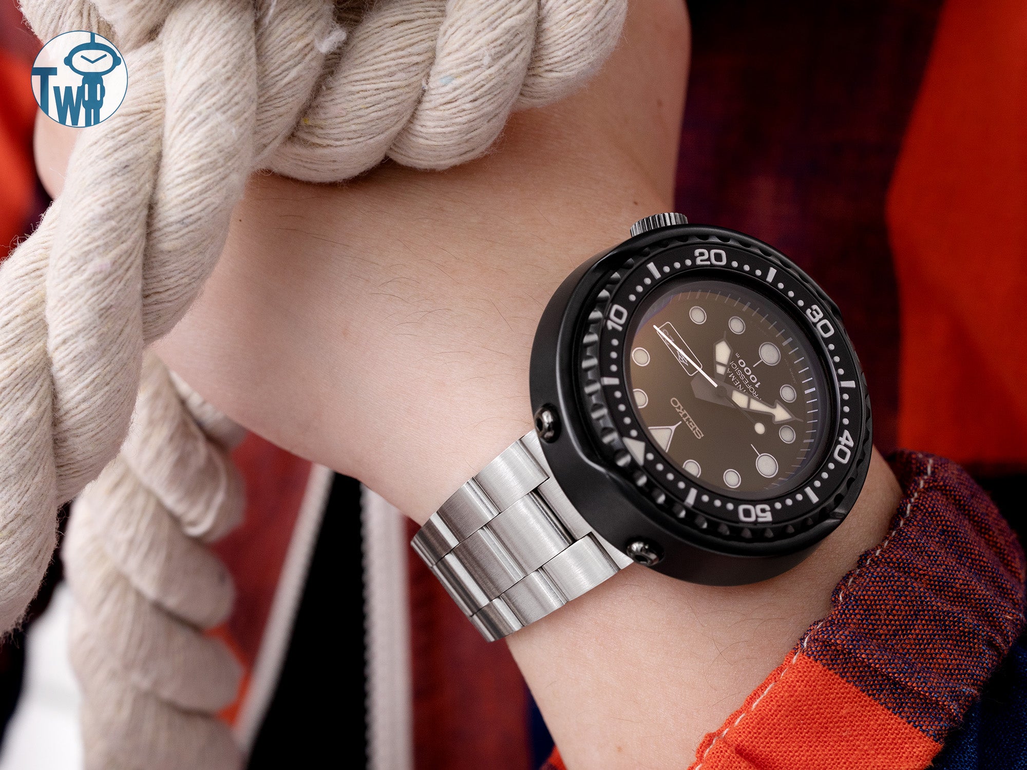 Seiko精工 Prospex 海洋大師 專業石英鮪魚罐頭 1000米深潛腕錶搭配 由太空人腕時計TW提供的超級三板式不銹鋼錶帶