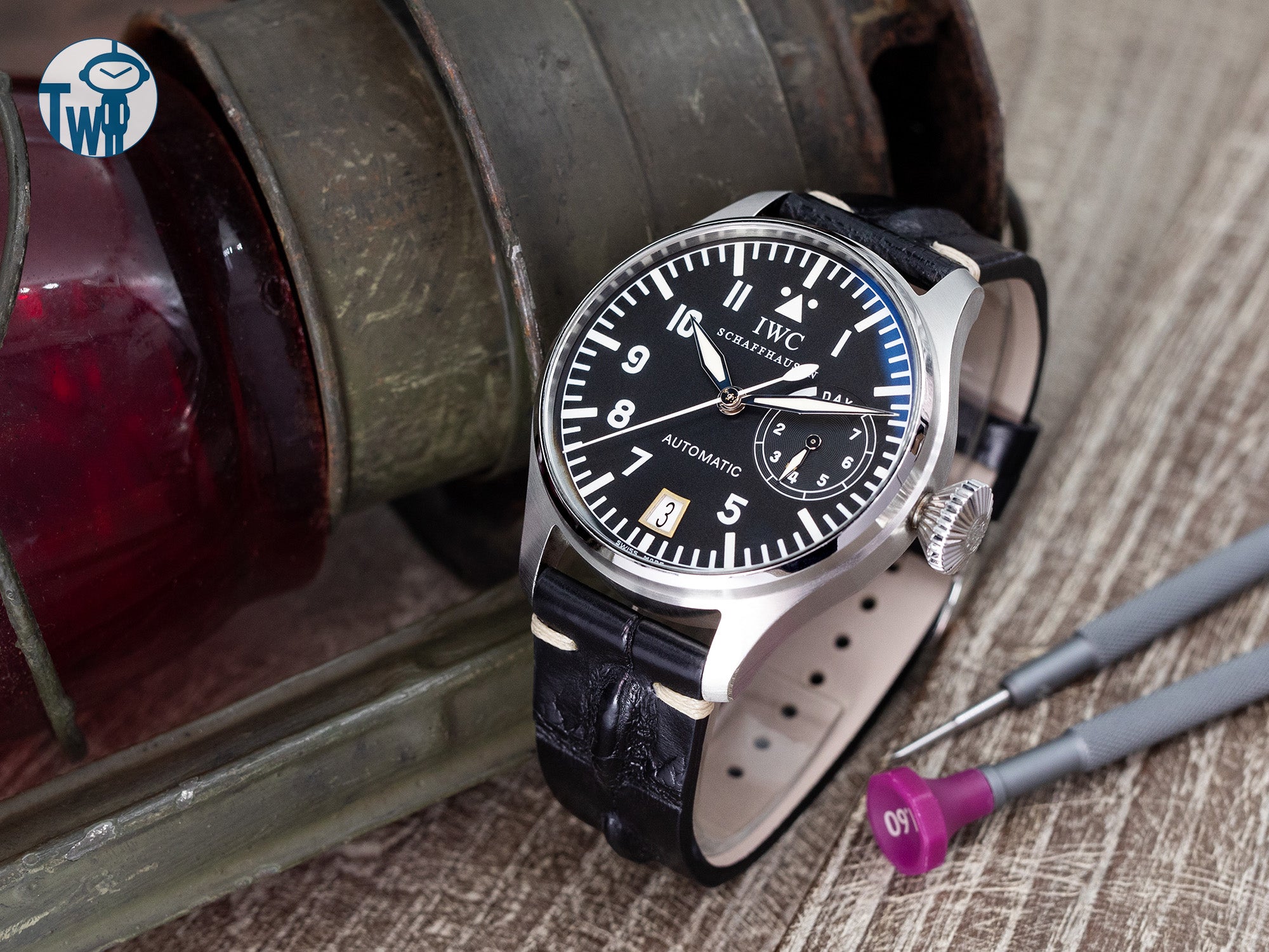太空人腕時計TW將鱷魚皮革錶帶與IWC萬國錶 Big Pilot 大飛行員手錶 5002相配