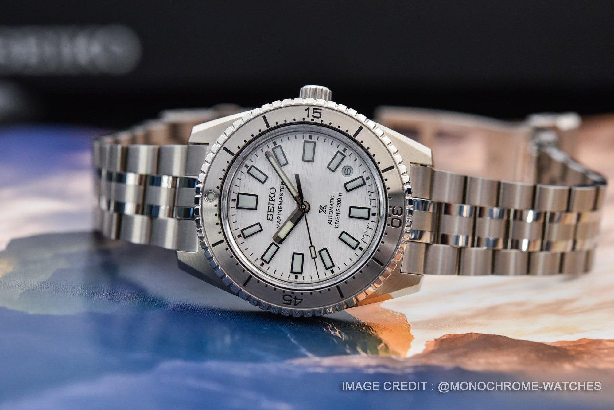 優雅的海洋大師【Marinemaster】錶帶採用了復古風格的設計，使用拋光橢圓形錶帶節和精緻的錶扣環。