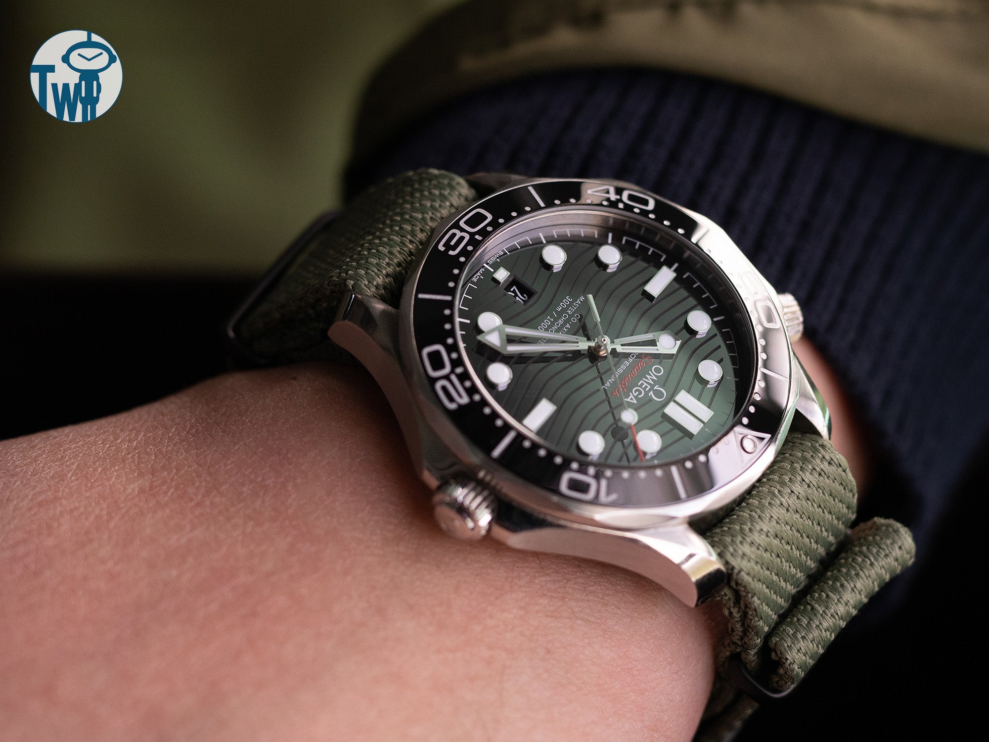 當Omega歐米茄Seamaster海洋系列Diver 300M搭配一條NATO G10軍綠尼龍錶帶時，完全展現出陸軍風格。