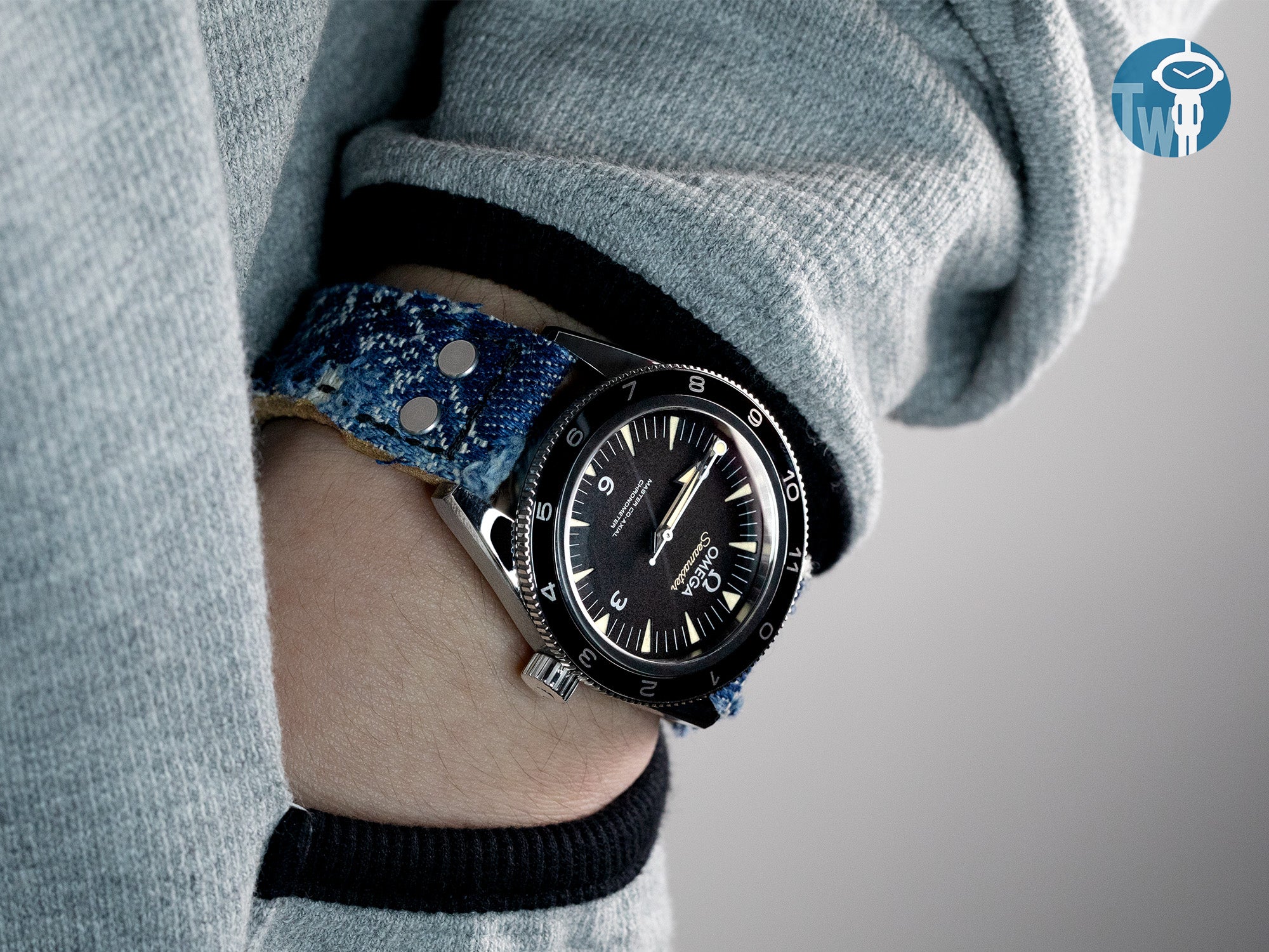 OMEGA歐米茄 海馬系列 300M SPECTRE 限量版 配上 黑色洗水帆布 手縫線鉚釘設計 錶帶 | 太空人腕時計TW