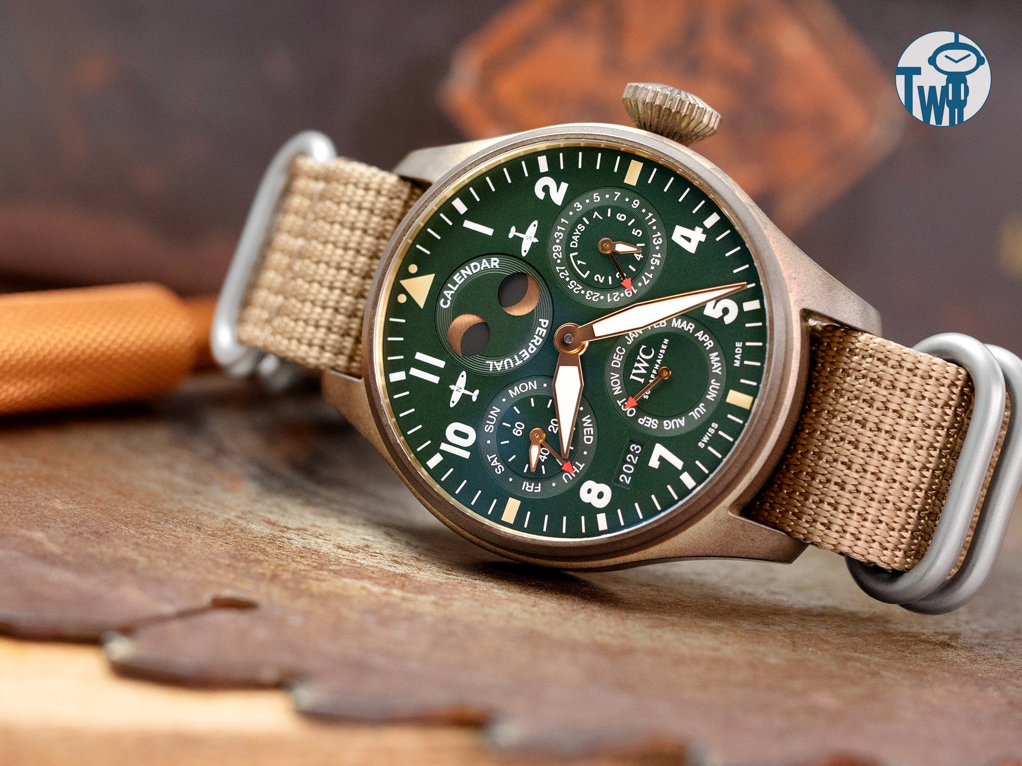 IWC萬國錶 噴火戰機大型飛行員萬年曆腕錶 IW503601 搭配 MiLTAT 黃褐色 立體拒水Zulu NATO G10軍用錶帶｜太空人腕時計TW