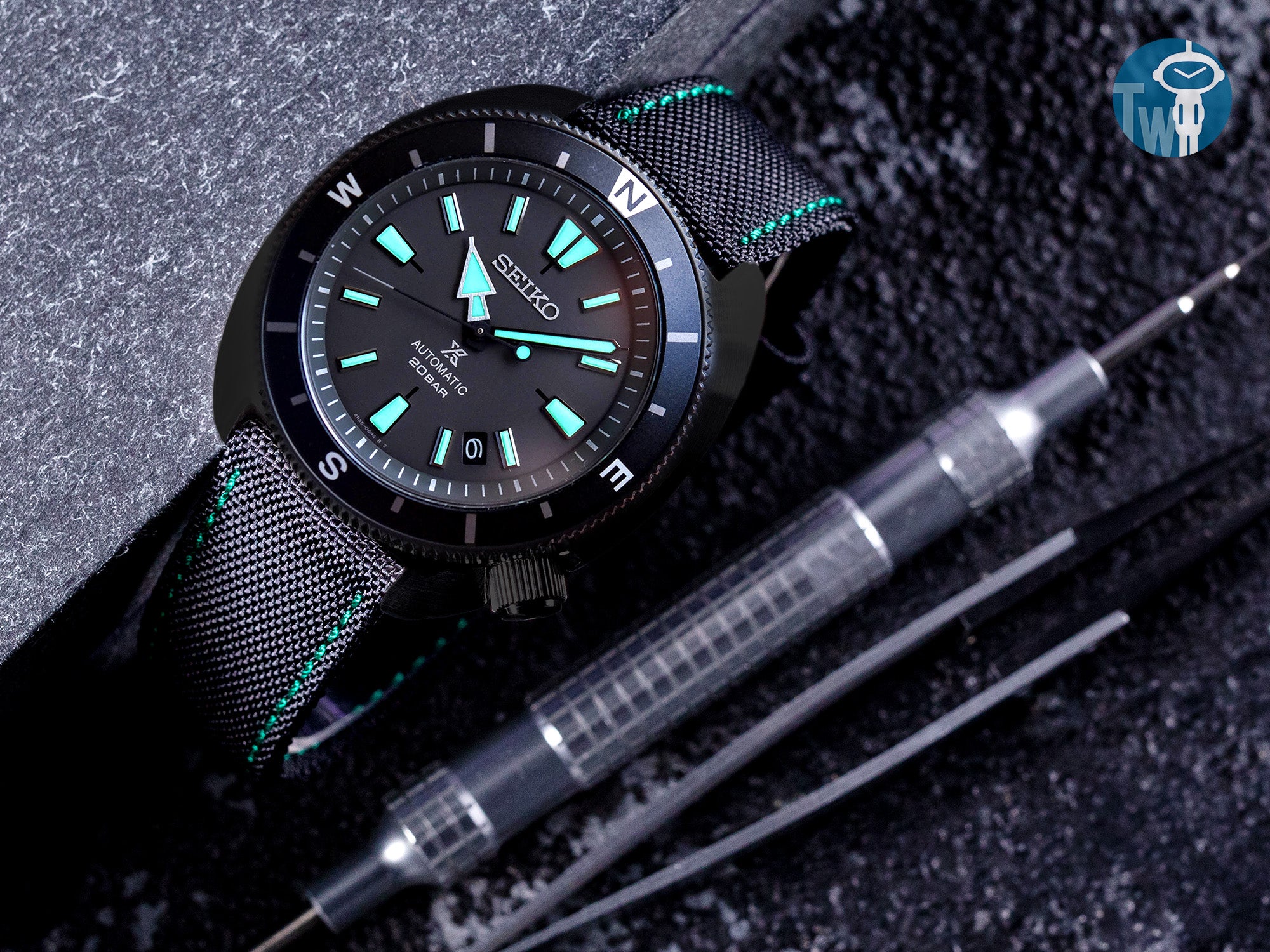 SEIKO精工 黑潮夜視 陸龜 SRPH99K1 配上 黑色 Sailcloth 錶帶，來自 太空人腕時計TW