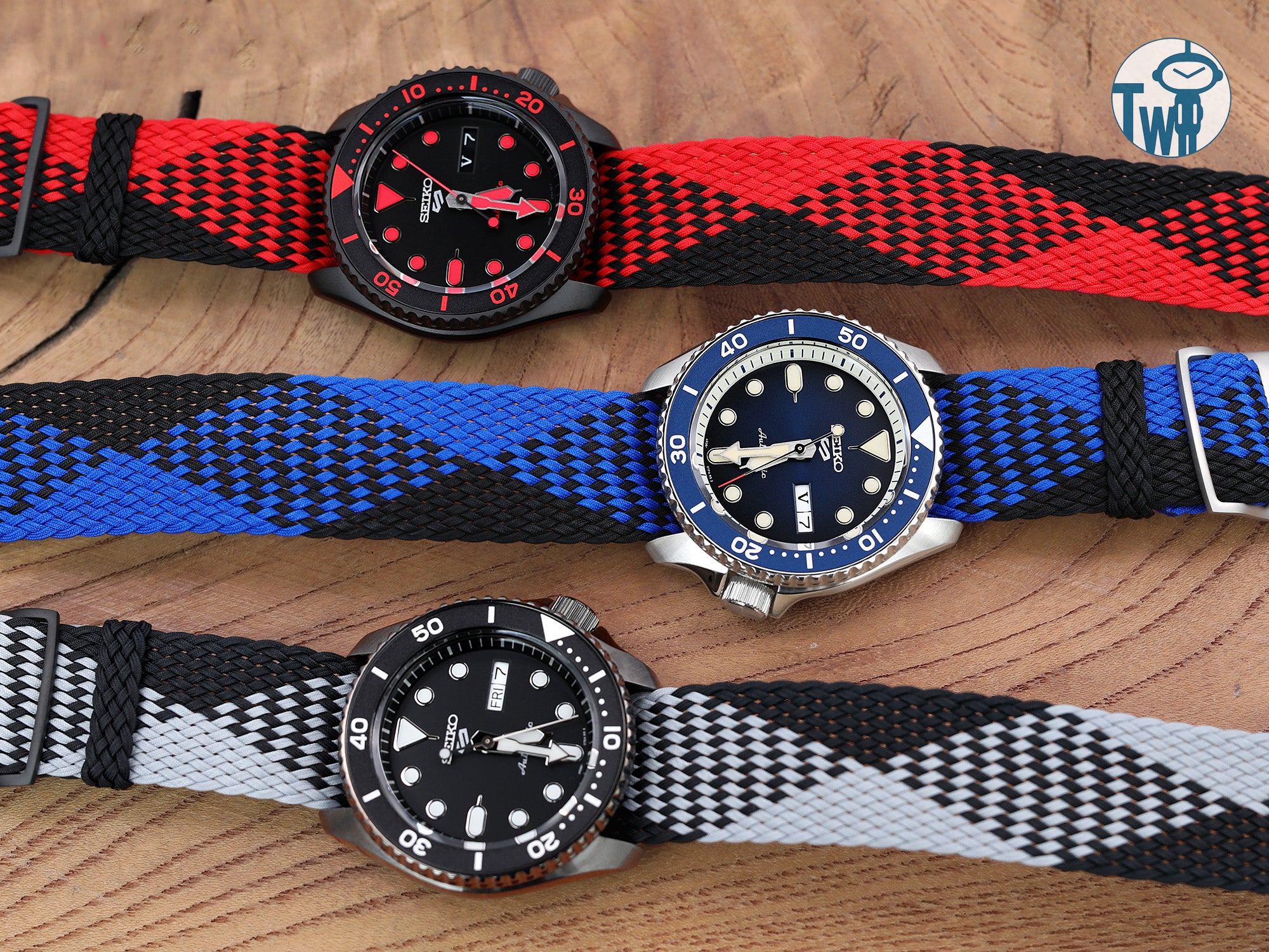 Seiko精工 5 Sports系列的三款腕錶SRPD83K1黑色 / 紅色、SRPD71K2藍色 和 SRPD65K1 黑色，展示了 Perlon貝綸纖維錶帶 在不同顏色下的多種風格和百變的配搭可能性。｜太空人腕時計TW