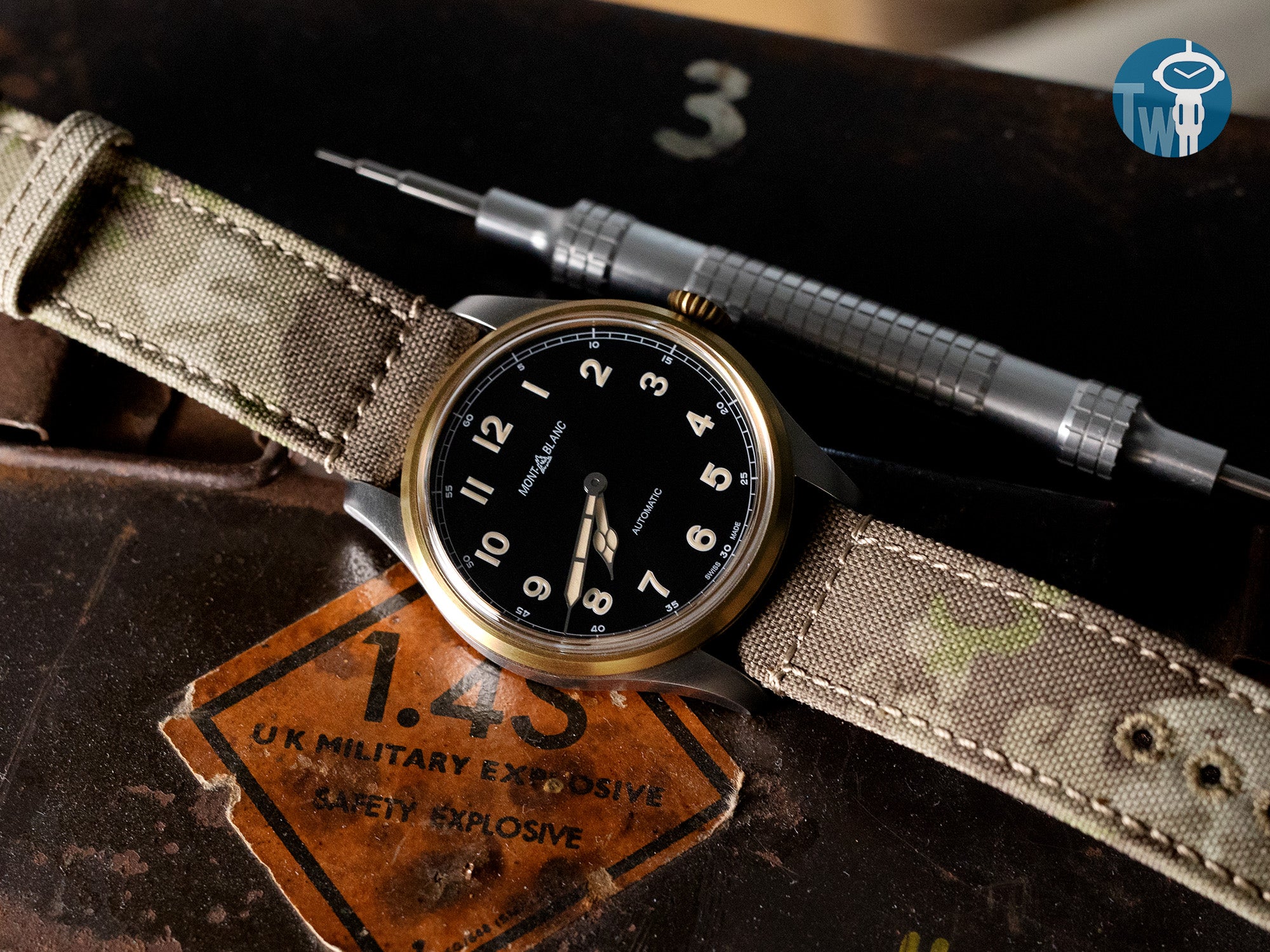MiLTAT 尼龍WW2 二戰軍用款錶帶 配上 Montblanc 萬寶龍 1858 117833，盡顯強勁的軍事風格。