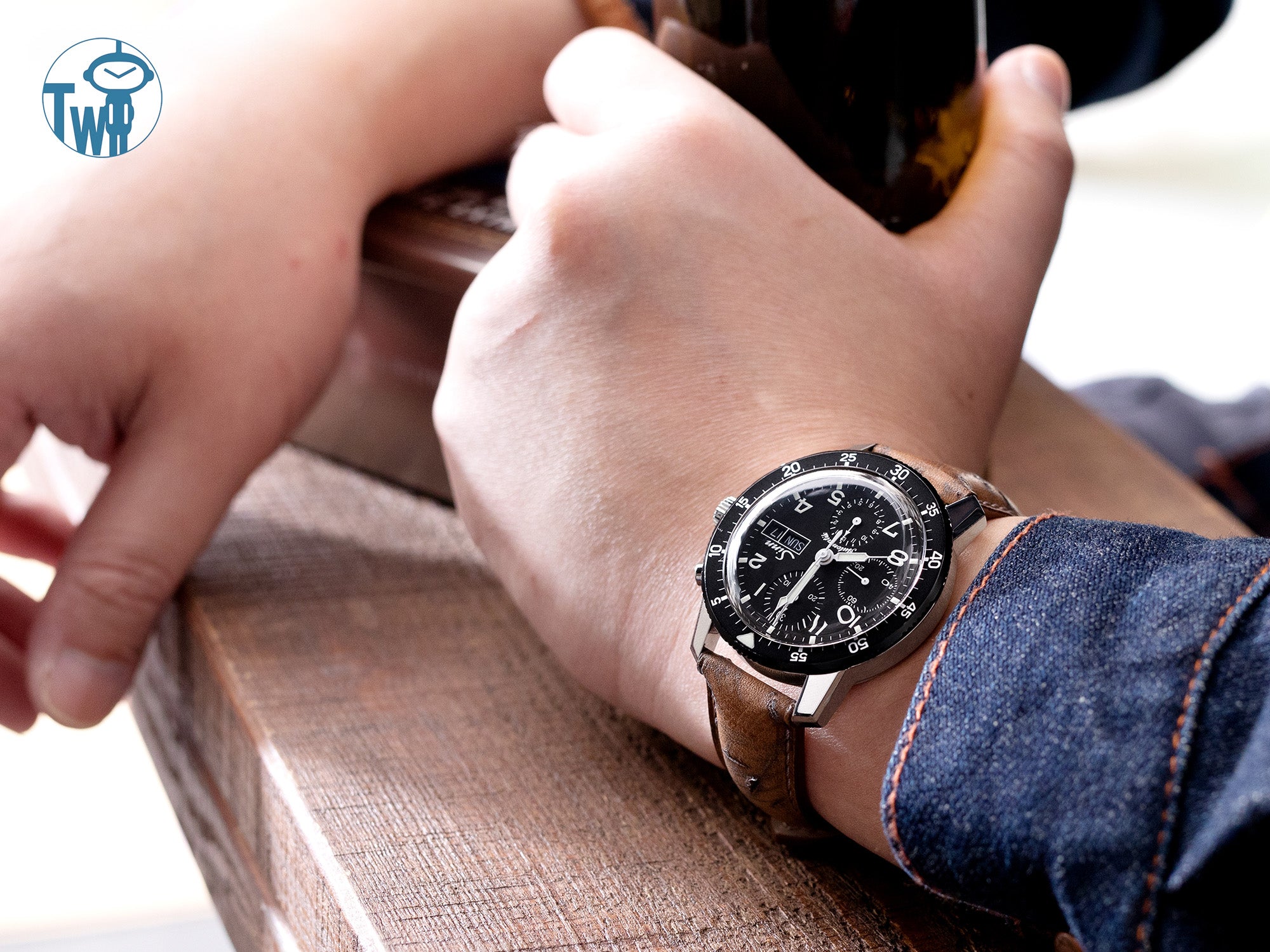 德國 Sinn 辛恩 103 ST 計時碼錶 搭配 太空人腕時計TW 的 意大利叛逆划痕皮革錐形快拆錶帶。