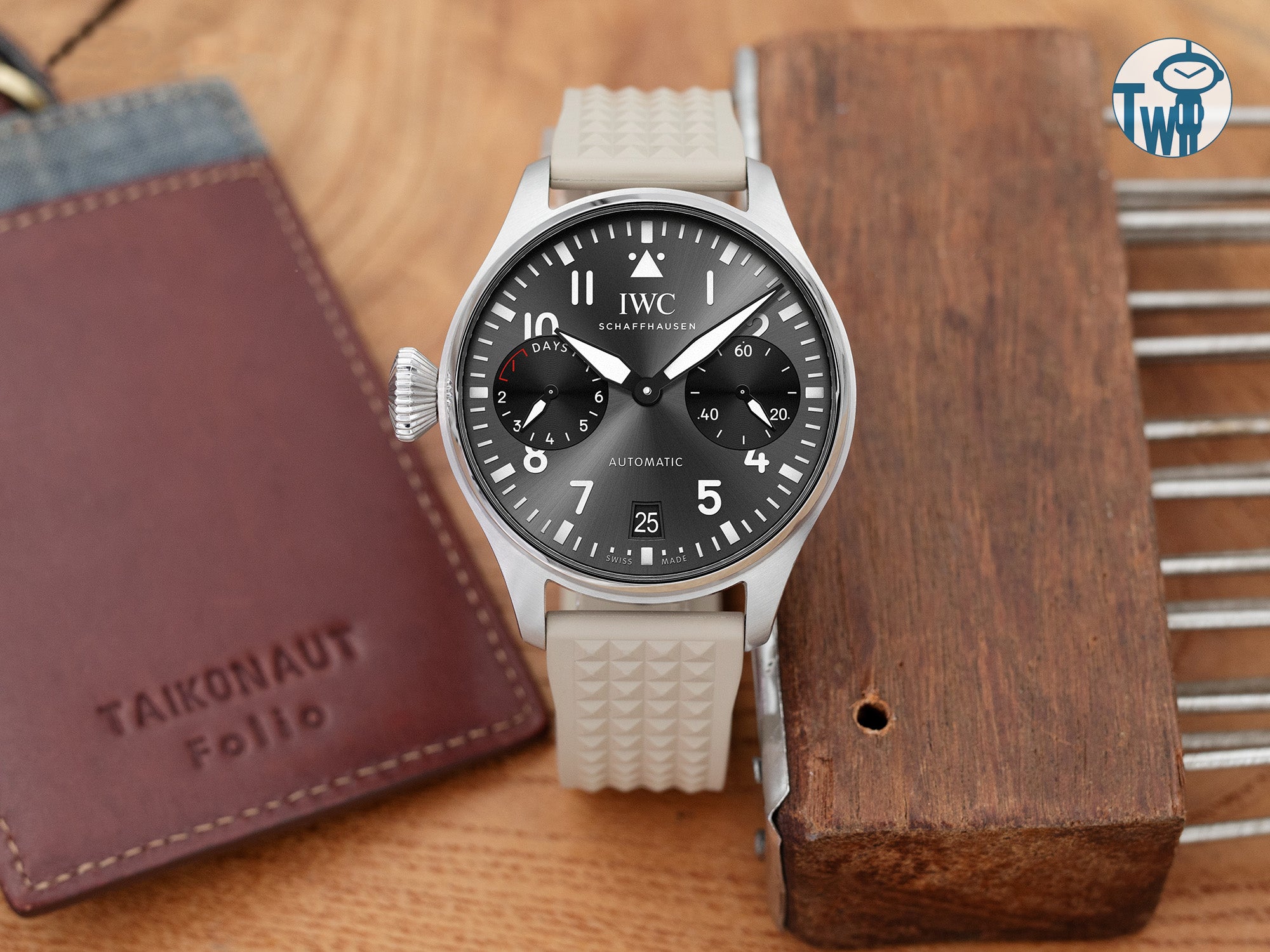 IWC萬國錶 大飛行員系列 7日鍊 腕錶 左撇子手錶搭配 太空人腕時計TW 的橡膠錶帶。