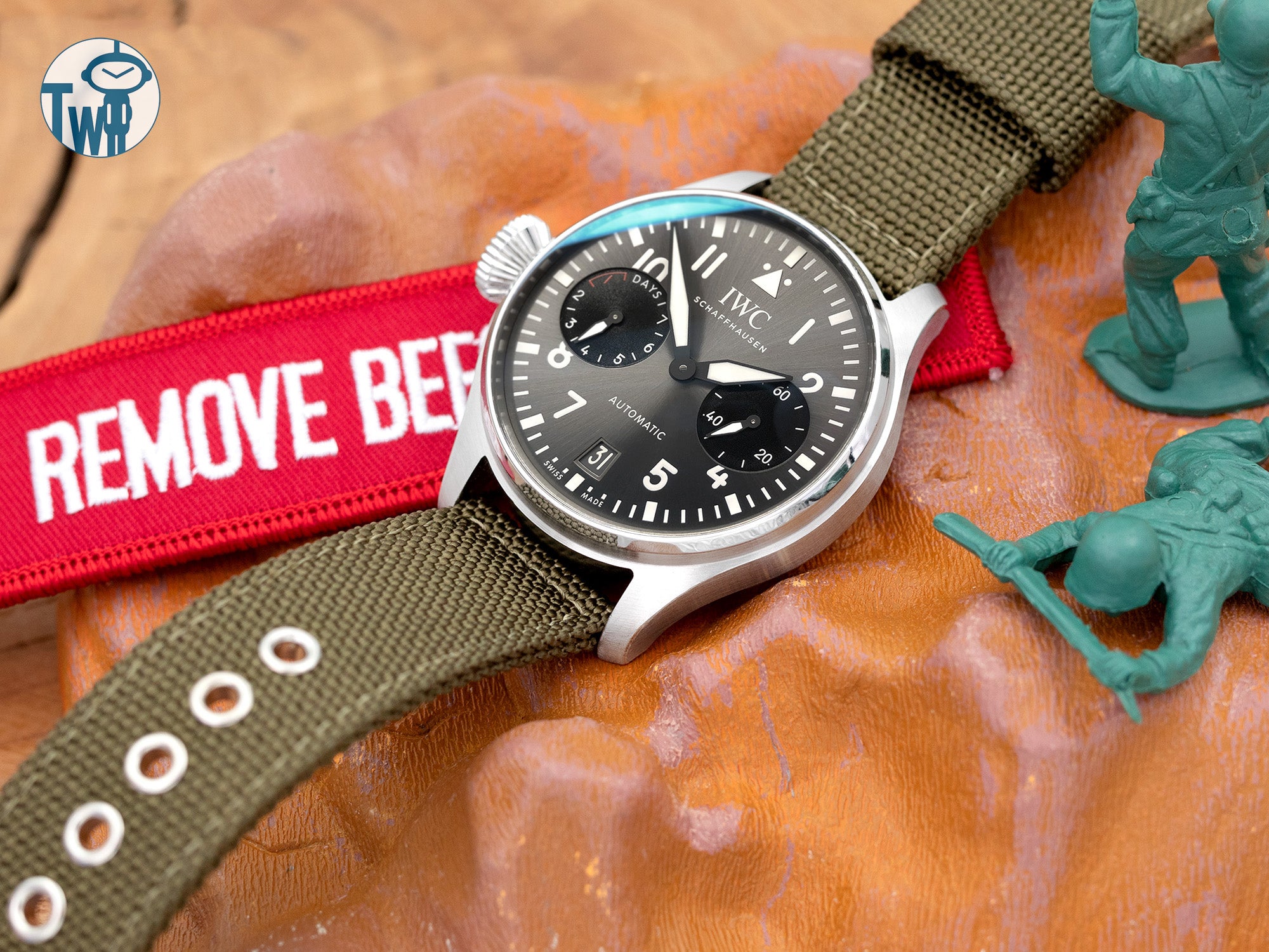 IWC萬國錶 大飛行員系列 7日鍊 腕錶 左撇子手錶搭配 太空人腕時計TW 的尼龍錶帶。