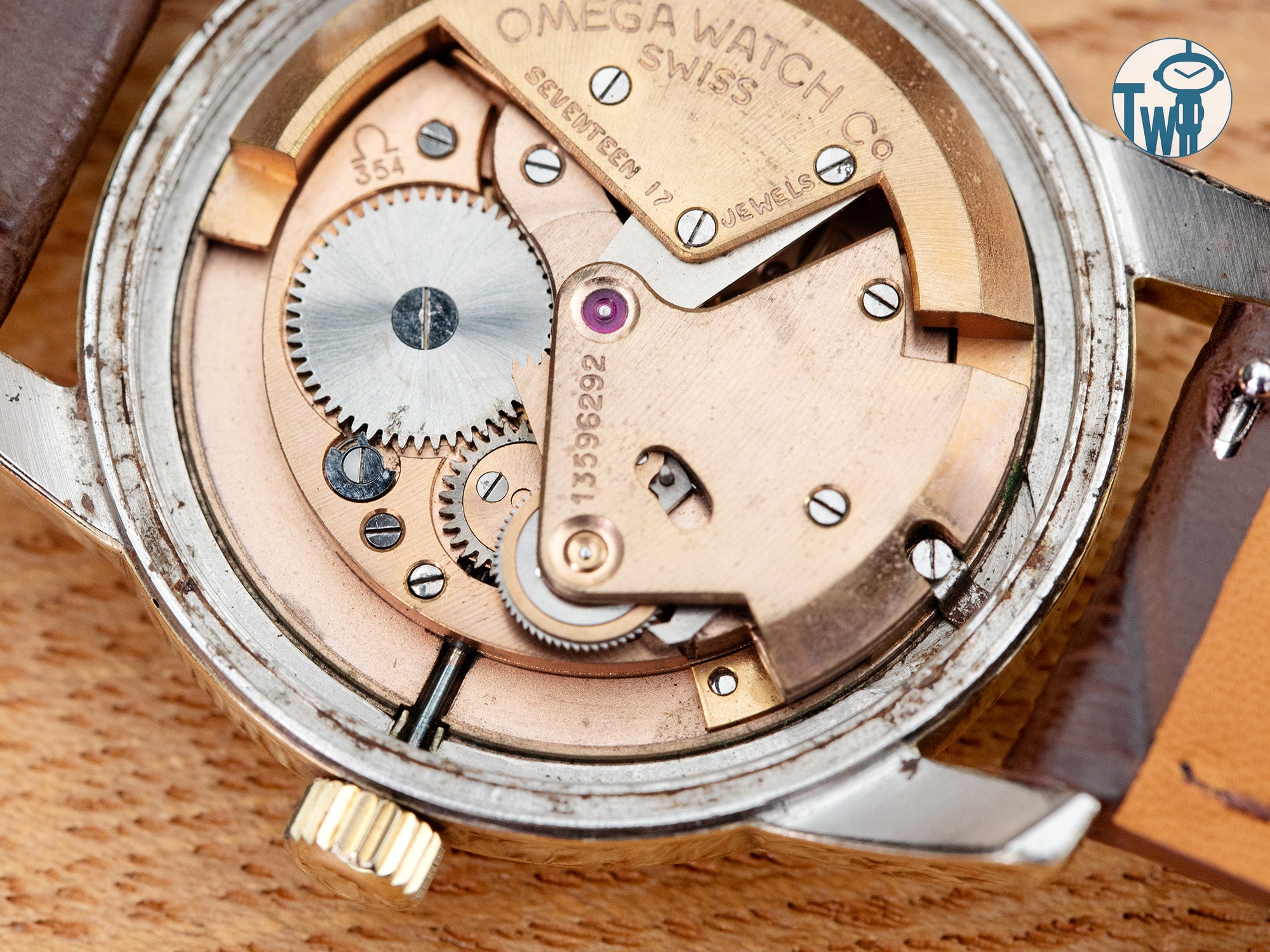 這是 Omega歐米茄 Cal.354 機芯的近拍，顯示了其棘輪和傳動輪｜太空人腕時計TW