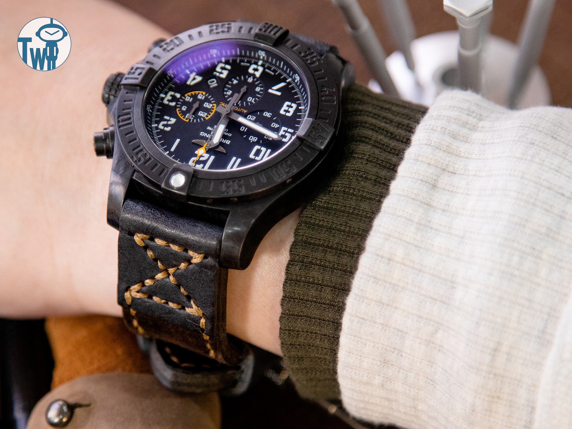 Breitling百年靈 復仇者颶風12小時制腕錶 搭配 小牛皮+手工縫製麂皮錶帶｜太空人腕時計TW