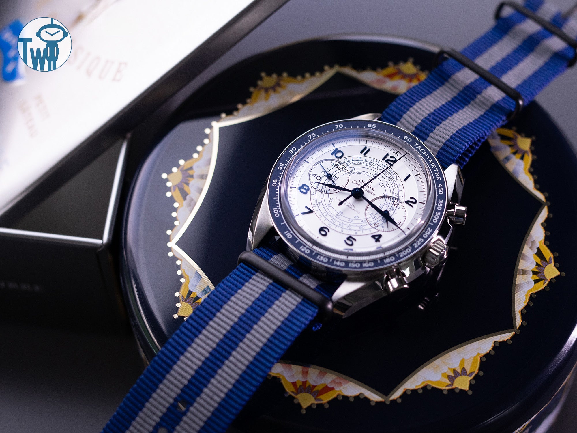 當Omega歐米茄Speedmaster超霸系列 Chronoscope計時碼錶搭配罕見的21mm MiLTAT G10軍用海軍藍和灰色尼龍錶帶時，展現出一種休閒優雅的絕佳範例。