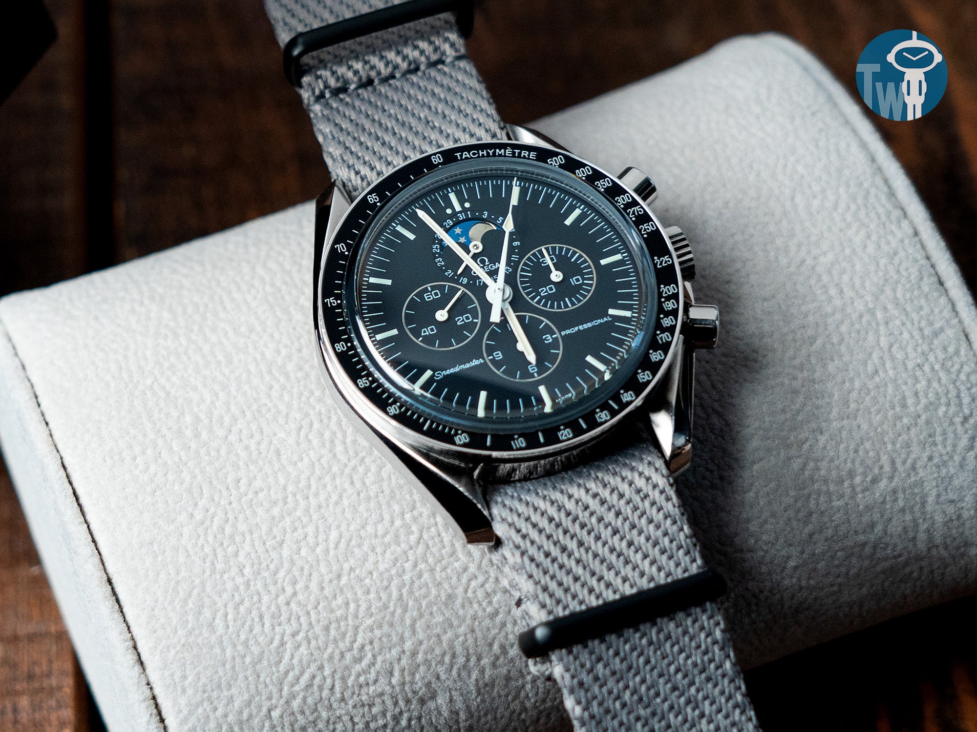 歐米茄 OMEGA 月相錶 配搭 軍灰色NATO G10子彈尾尼龍錶帶，來自 太空人腕時計TW