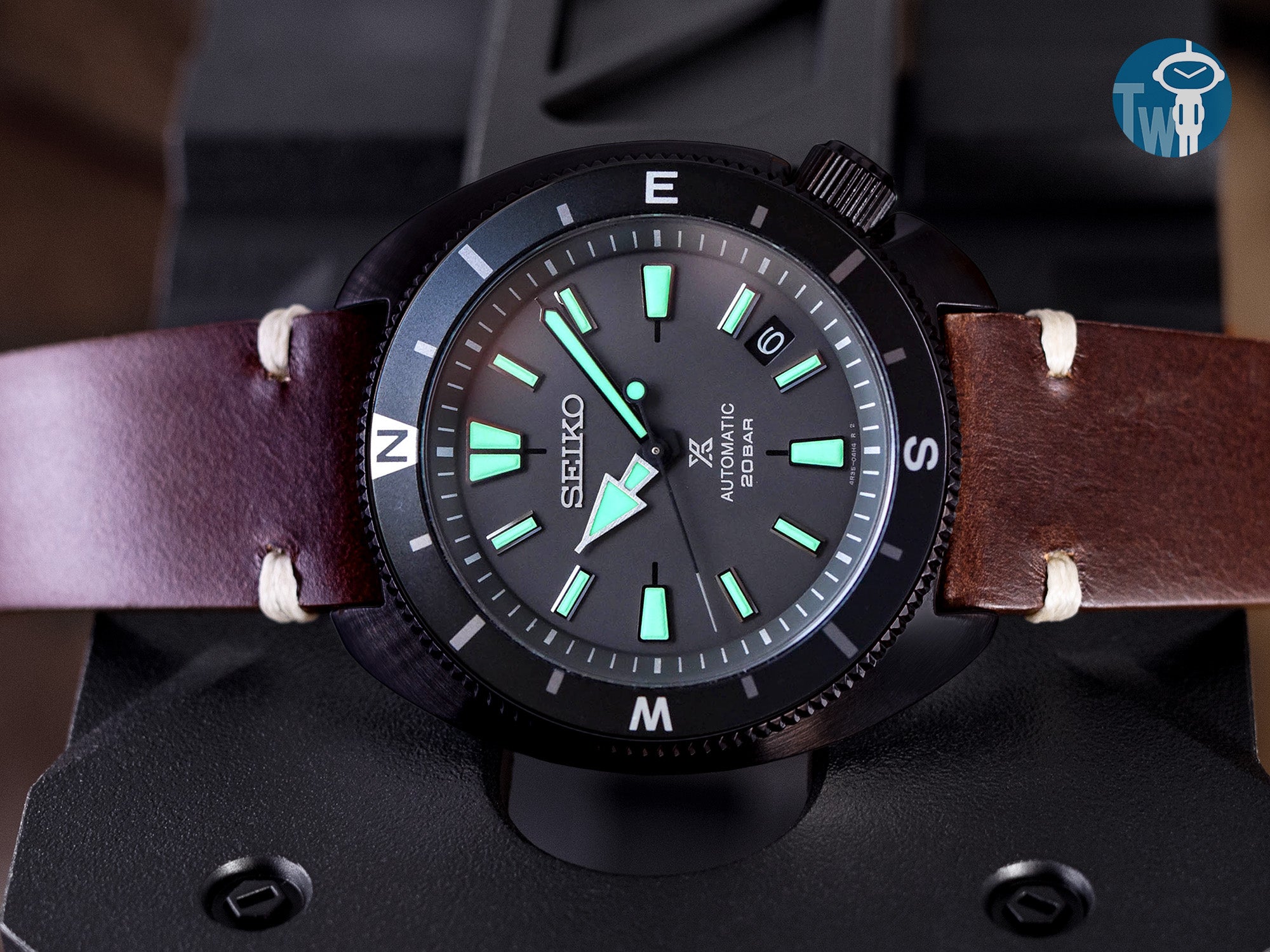 SEIKO精工 黑潮夜視 陸龜 SRPH99K1 配上 美國Horween Chromexcel皮革錶帶，來自 太空人腕時計TW