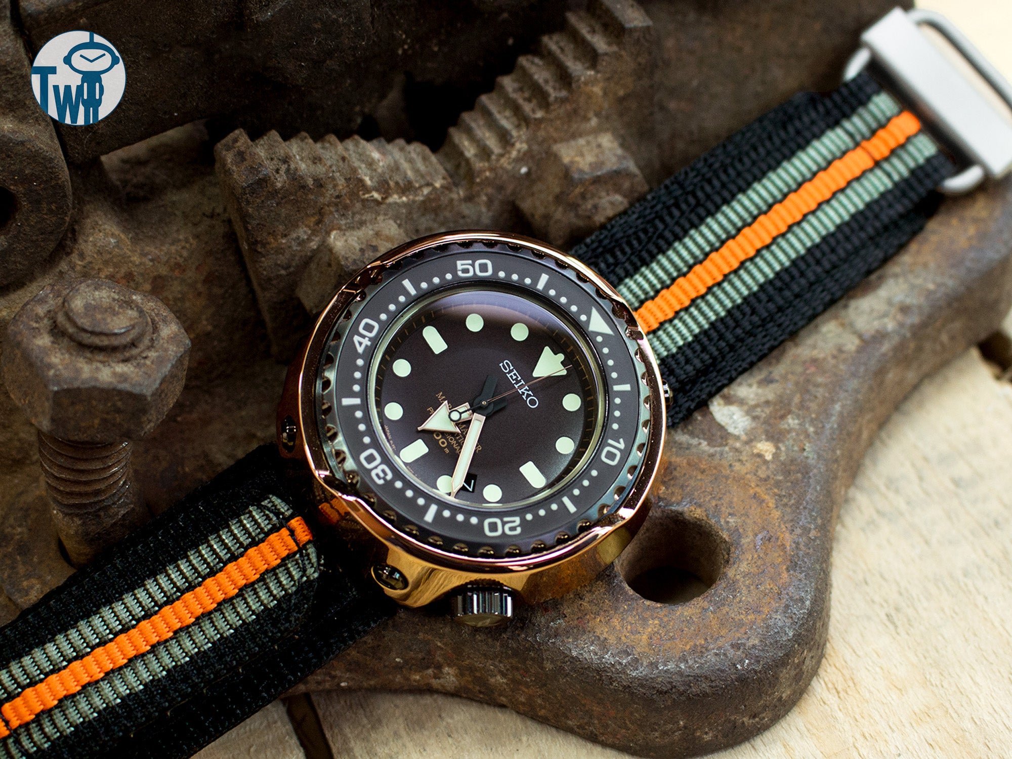 Seiko精工 50週年 Prospex 海洋大師 鮪魚罐頭 SBDX016 腕錶與魔術貼經拒水處理雙層尼龍錶帶的搭配為這款時計帶來獨特而現代的觸感｜太空人腕時計TW