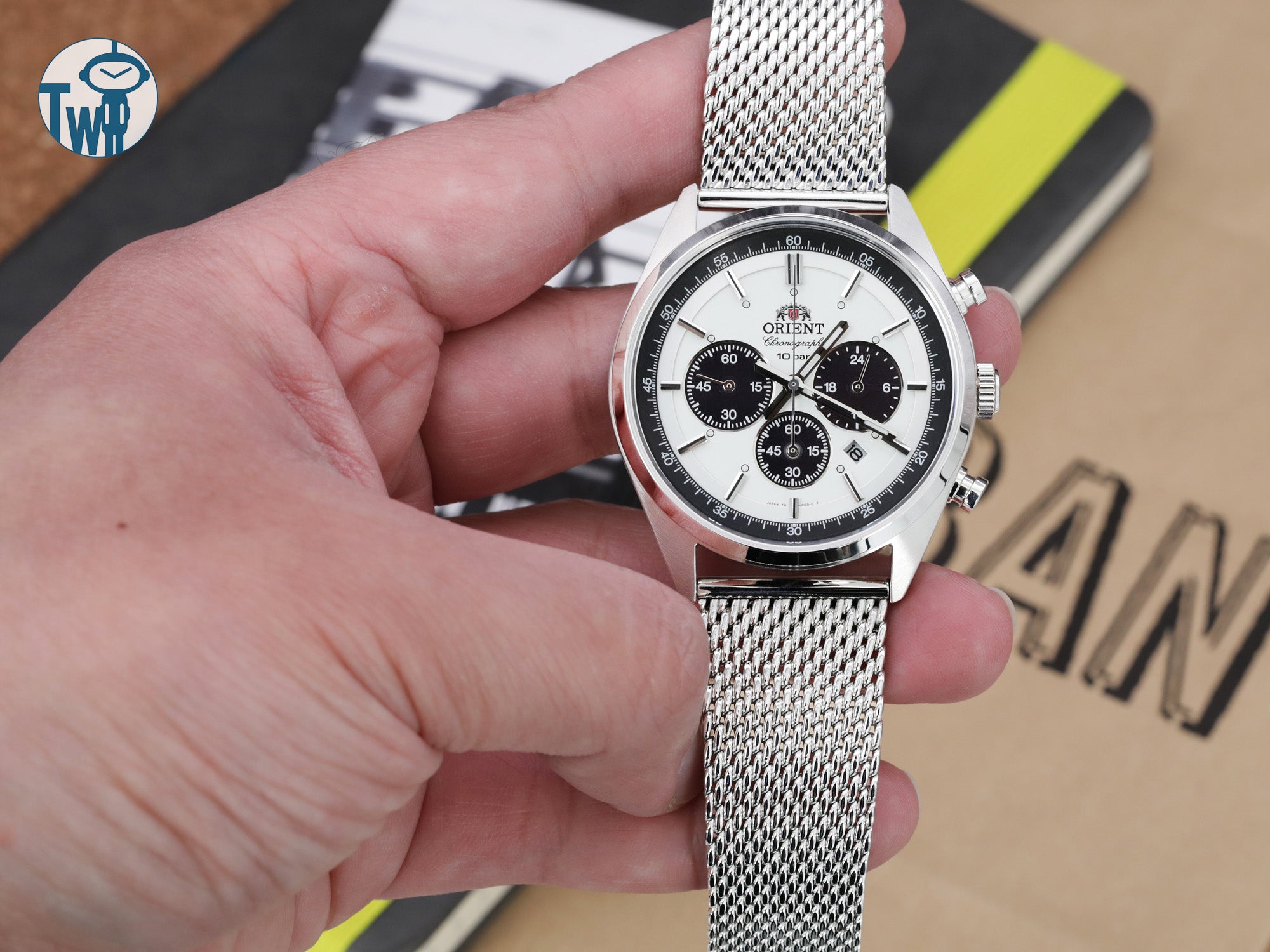 Orient 東方錶 70S 熊貓計時碼錶 與 太空人腕時計TW 出品的傳統米蘭錶帶完美搭配。