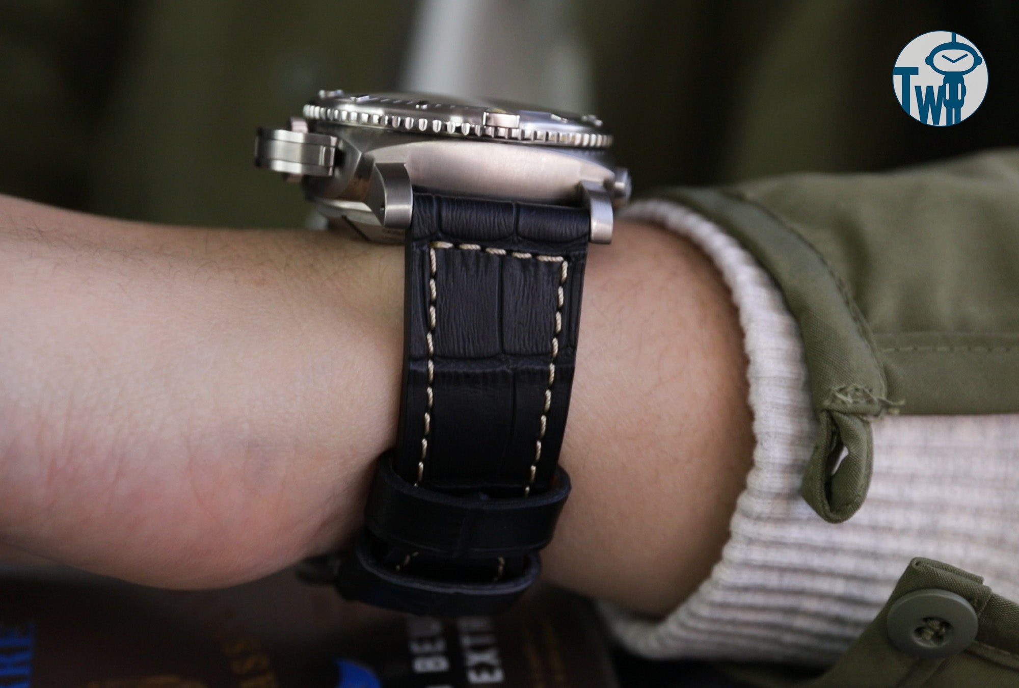 手腕上的Panerai沛納海 Submersible 1950 深度計時 PAM193 配上 皮革錶帶｜太空人腕時計TW