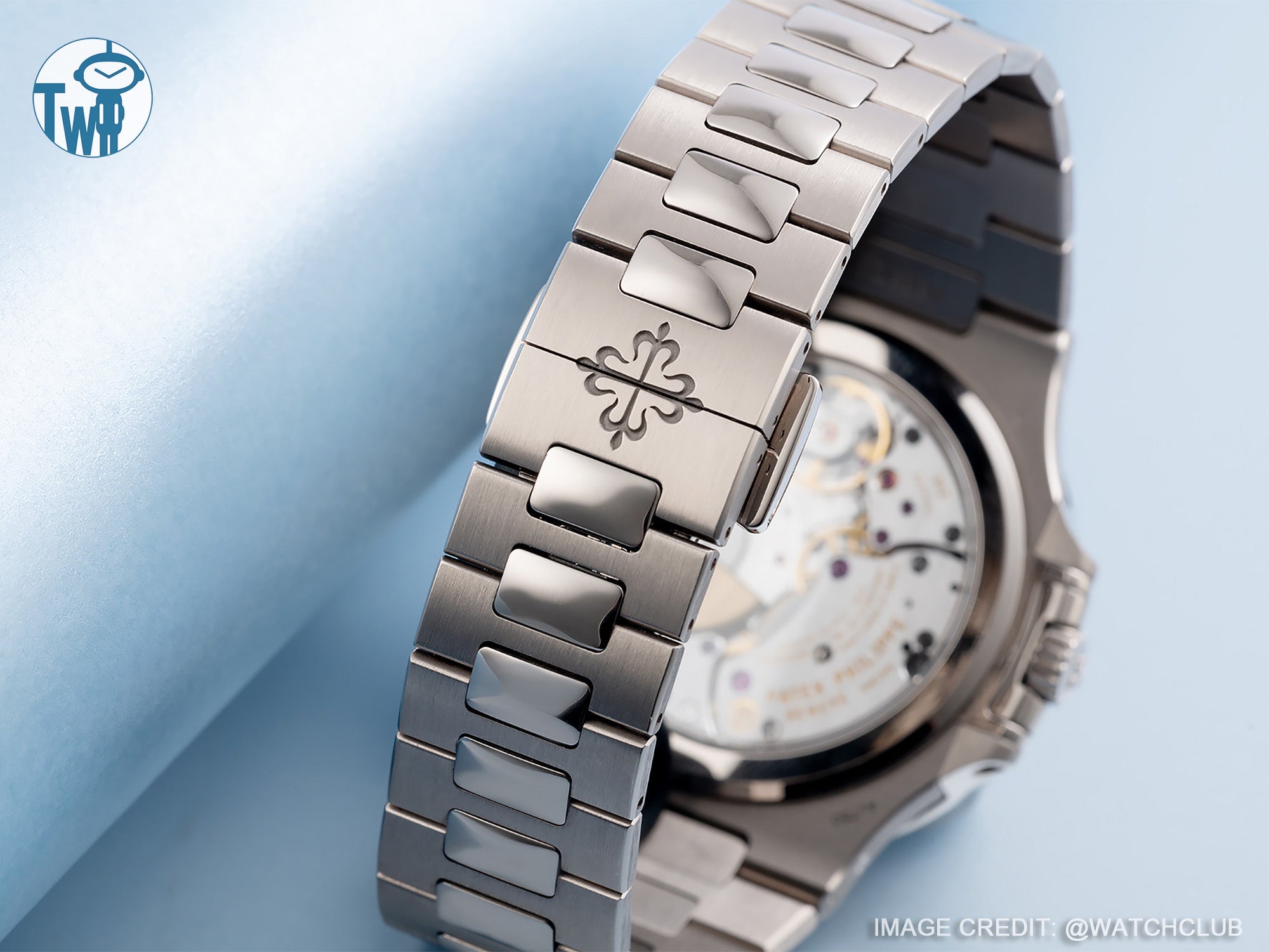 豪華手錶品牌 Patek Philippe 百達翡麗的不鏽鋼手錶帶上，可以找到簡潔而纖薄的展開式隱藏扣。