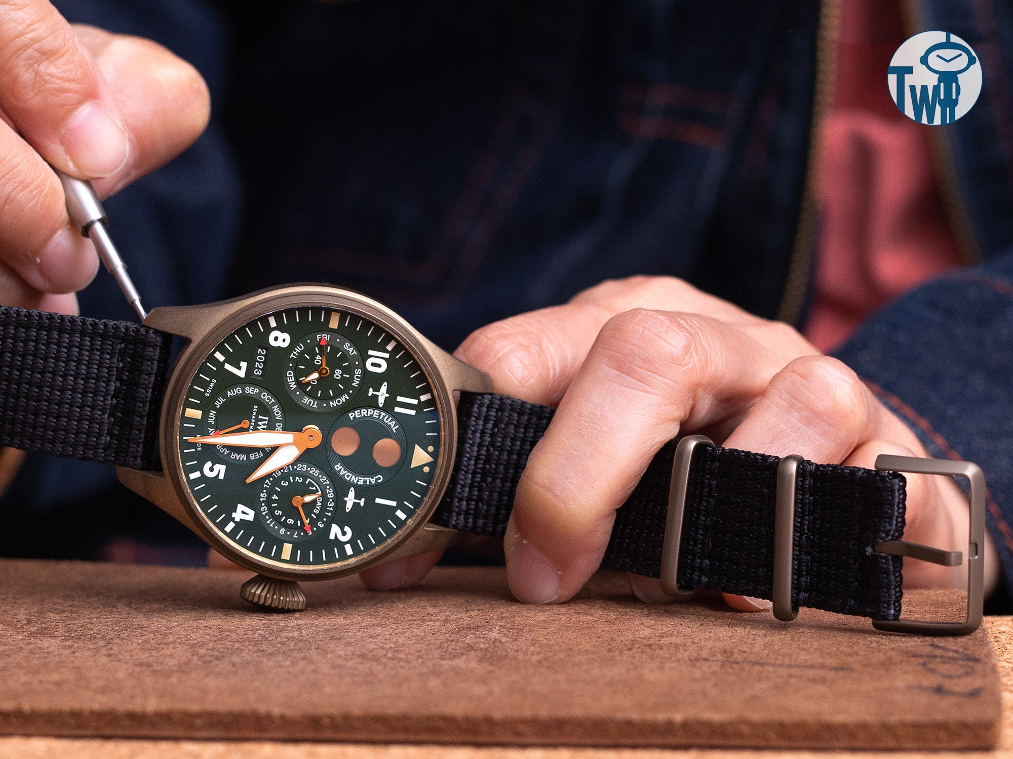 二戰風格的黑色尼龍錶帶縫有復古青銅扣和錶扣是 IWC 萬國錶表大型飛行員萬年曆噴火戰鬥機 IW503601 ｜太空人腕時計TW