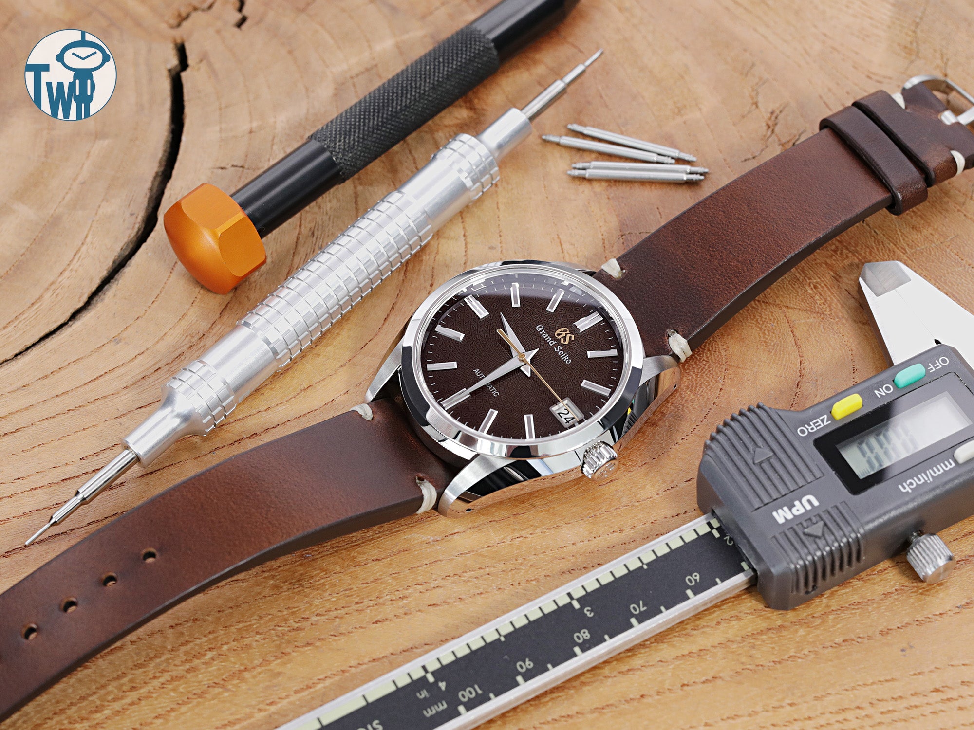 Grand Seiko SBGR311限量版搭配太空人腕時計TW錶帶，可提供4,800 A/m 
