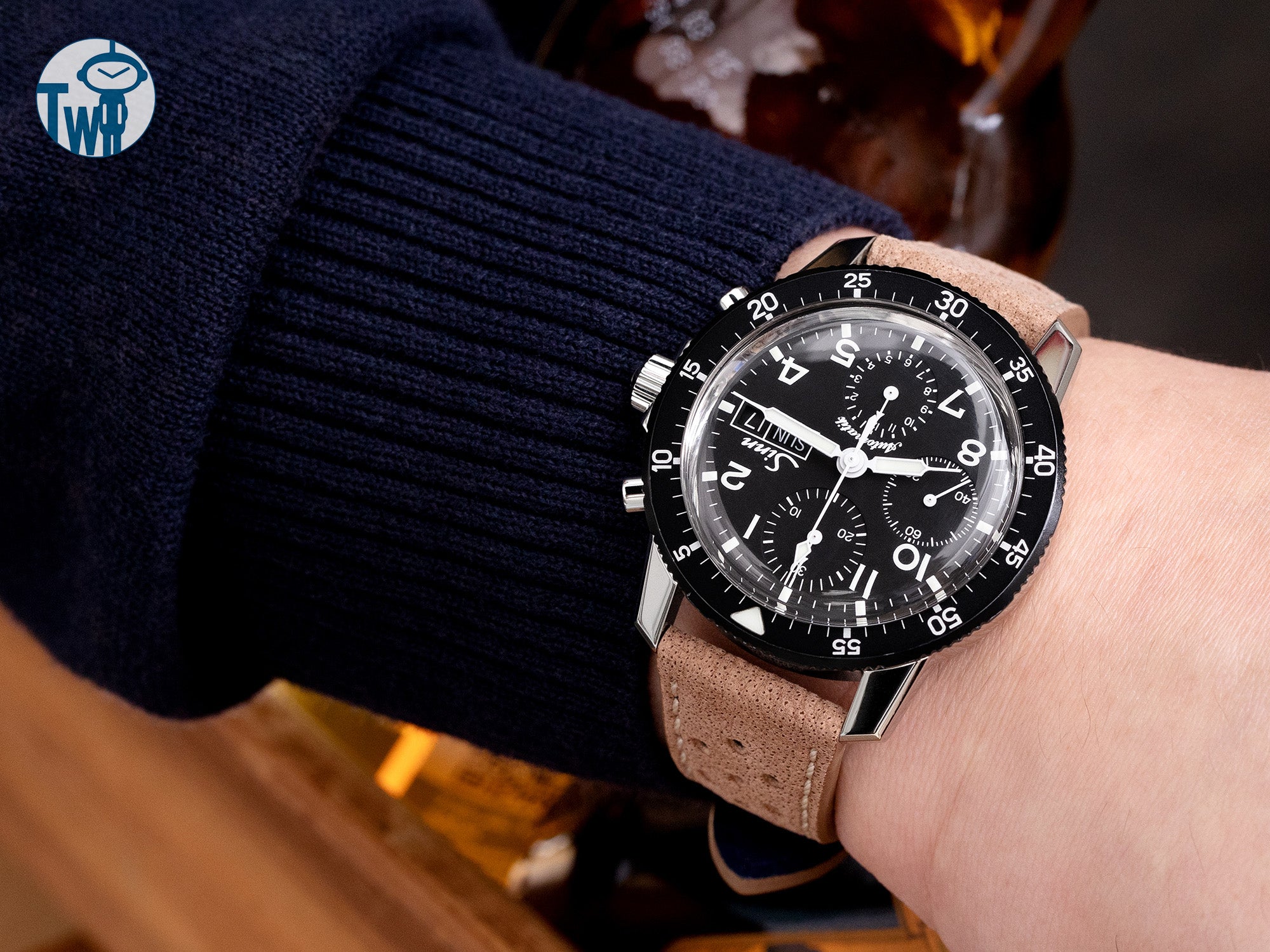 德國 Sinn 辛恩 103 ST 計時碼錶 搭配 太空人腕時計TW 的 磨面牛皮穿孔透氣賽車錶帶。