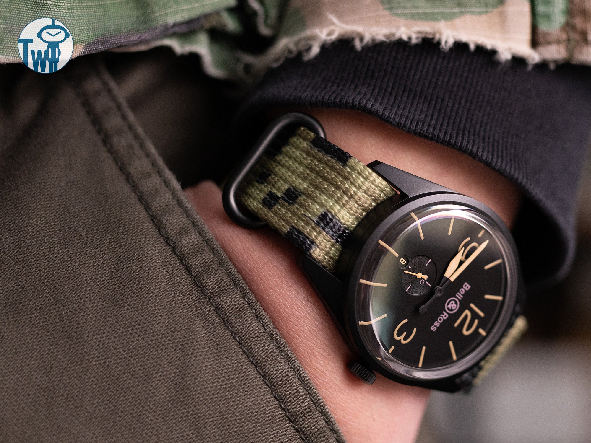 Bell & Ross柏萊仕 Heritage BR123-95-SC 搭配 太空人腕時計TW的迷彩 NATO 錶帶。