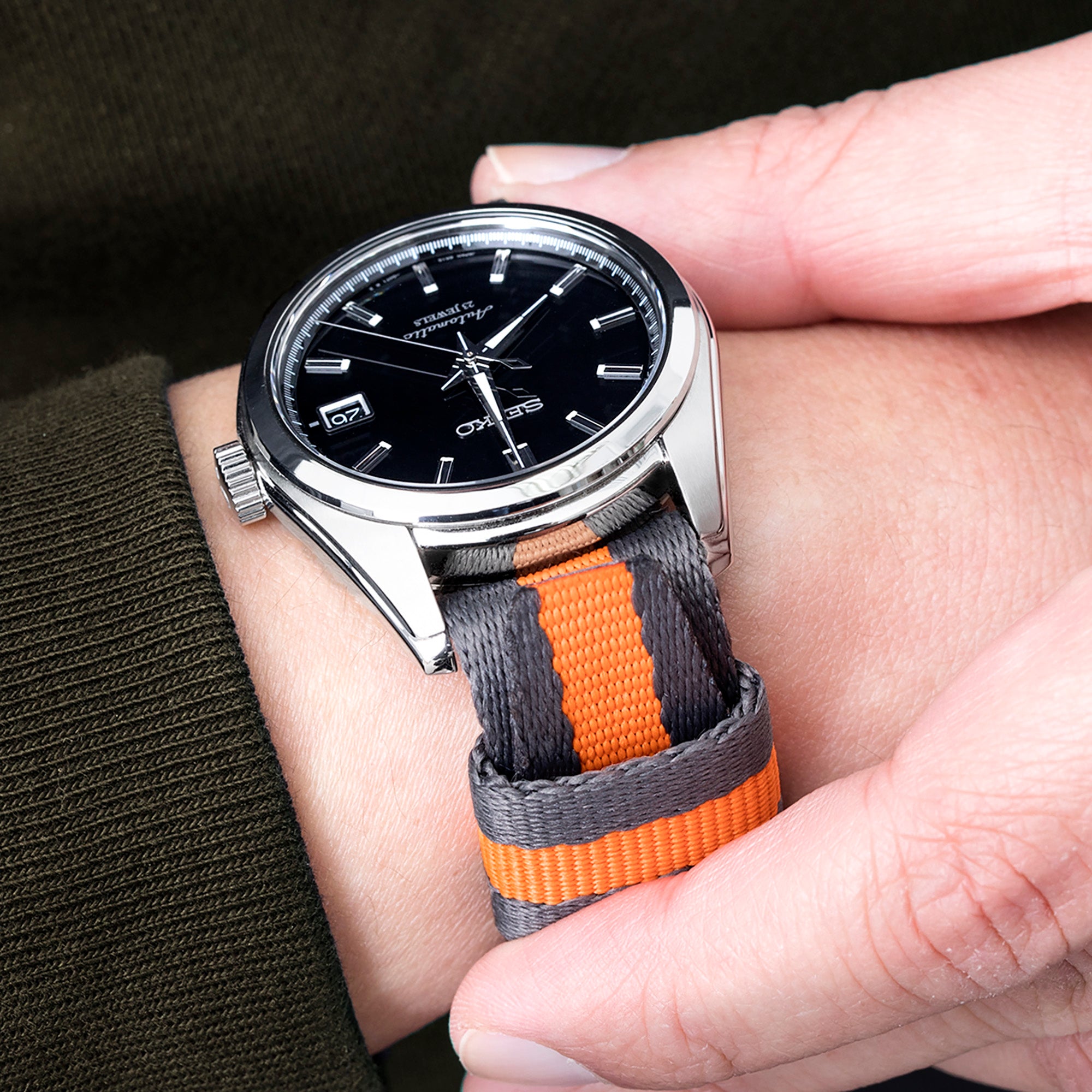 使用醒目的20mm灰色和橙色MiLTAT 皇家空軍RAF N7 Nato錶帶，可為Seiko精工 SARB03黑色錶盤手錶增添一抹色彩。｜太空人腕時計TW