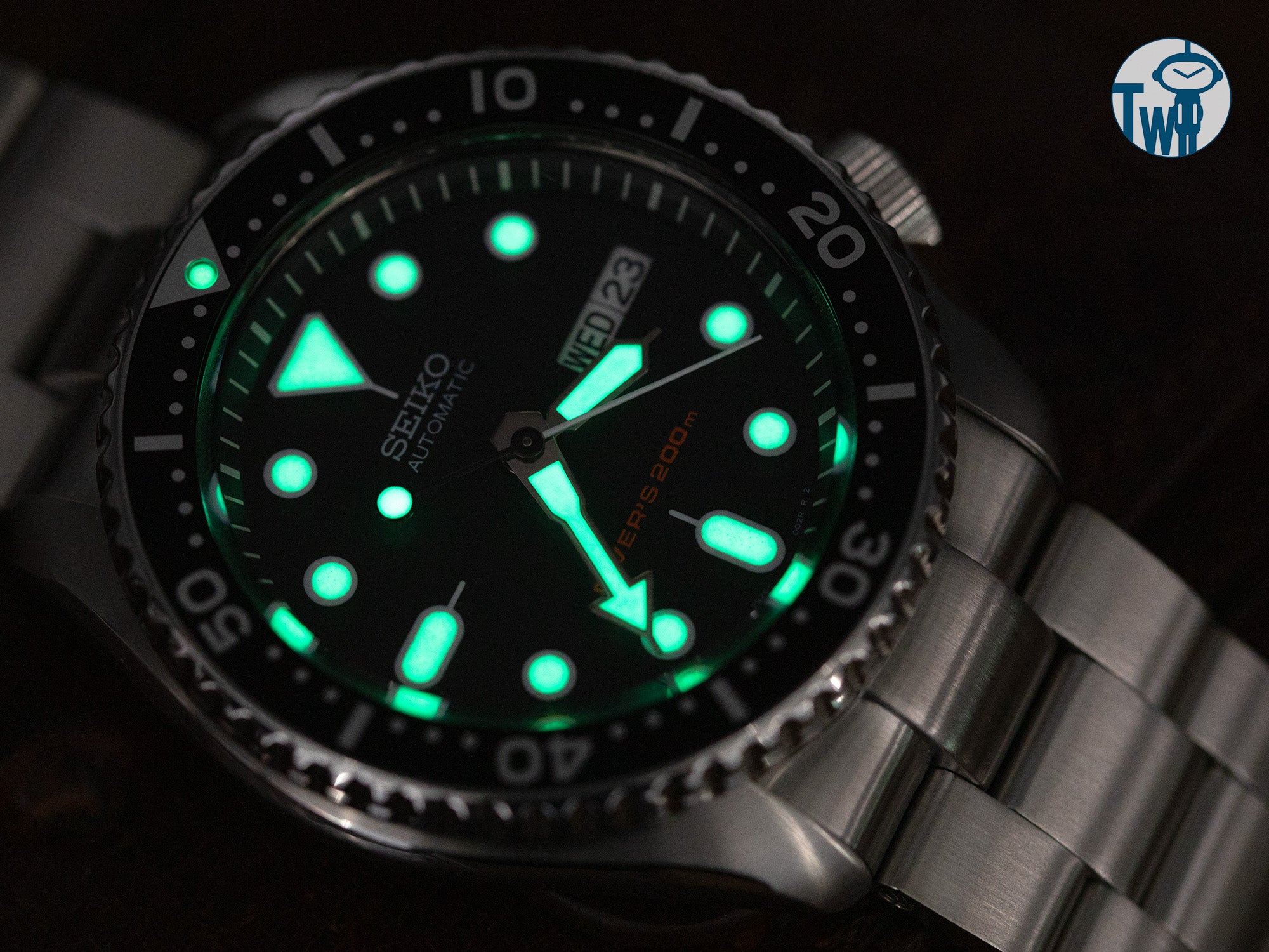 Seiko精工 SKX007 黑水鬼潛水錶配備了LumiBrite，一種卓越的發光材料。
