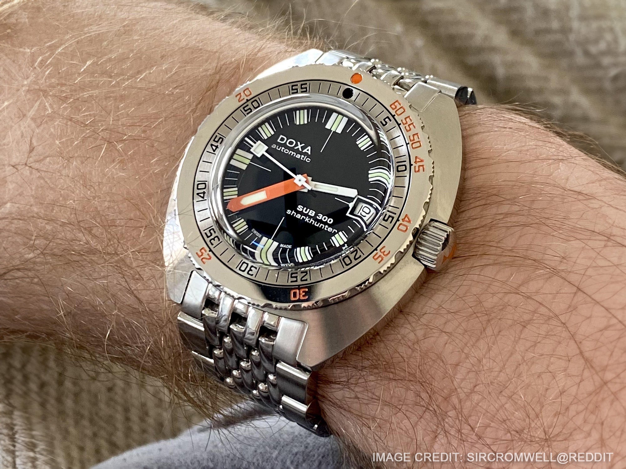 Doxa時度 Sub 300「鯊魚獵人」手錶，以其獨特的黑色設計。