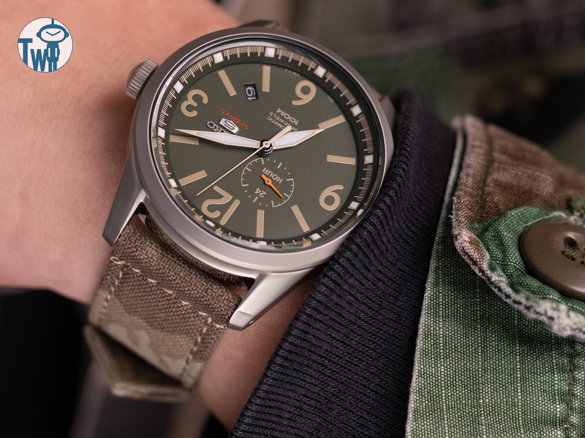 Seiko精工 5 Sports 野戰系列 SSA299K1 搭配 太空人腕時計TW的WW2 二戰系列迷彩錶帶。
