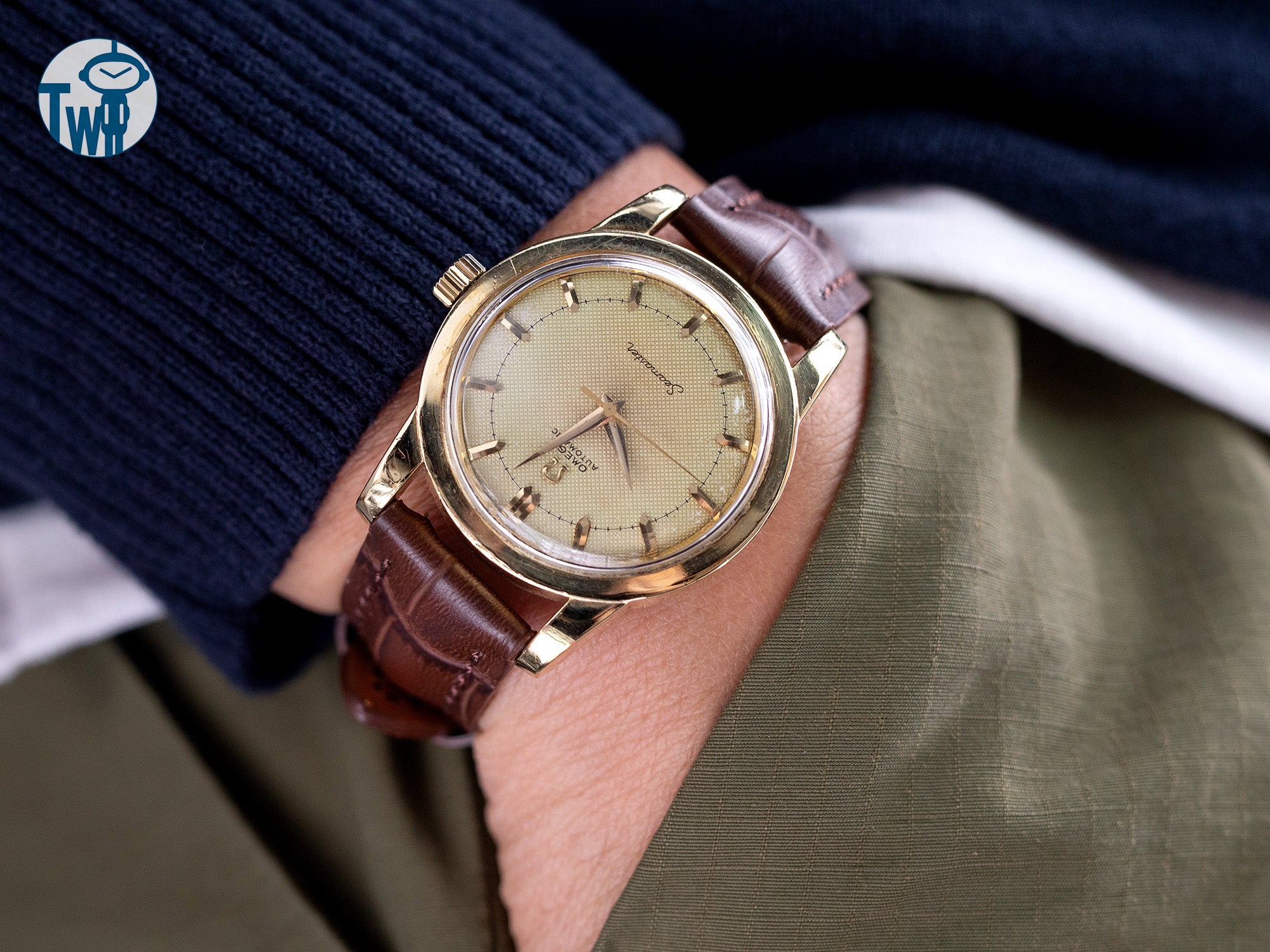 這是一枚 1952 年 Omega歐米茄 包金錶身的 Seamaster海馬系列，搭載 Cal.354 撞錘自動機芯，配戴 太空人腕時計TW 品牌的棕色鱷魚紋皮革快拆錶帶。