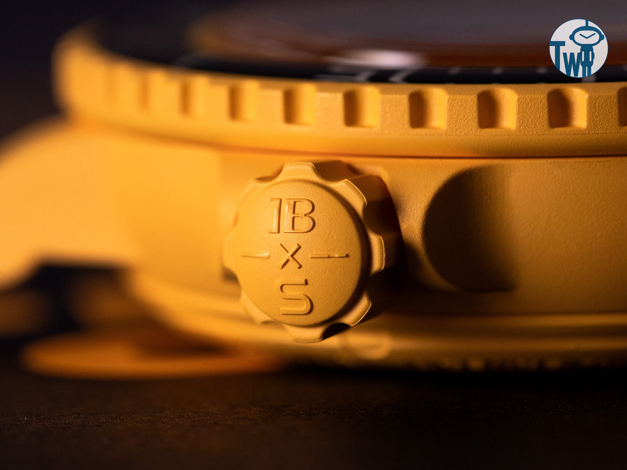 錶冠保留了經典的Fifty Fathoms設計，而錶殼上自豪地展示著「Swatch」，就像原始的Fifty Fathoms展示著「Blancpain」一樣。