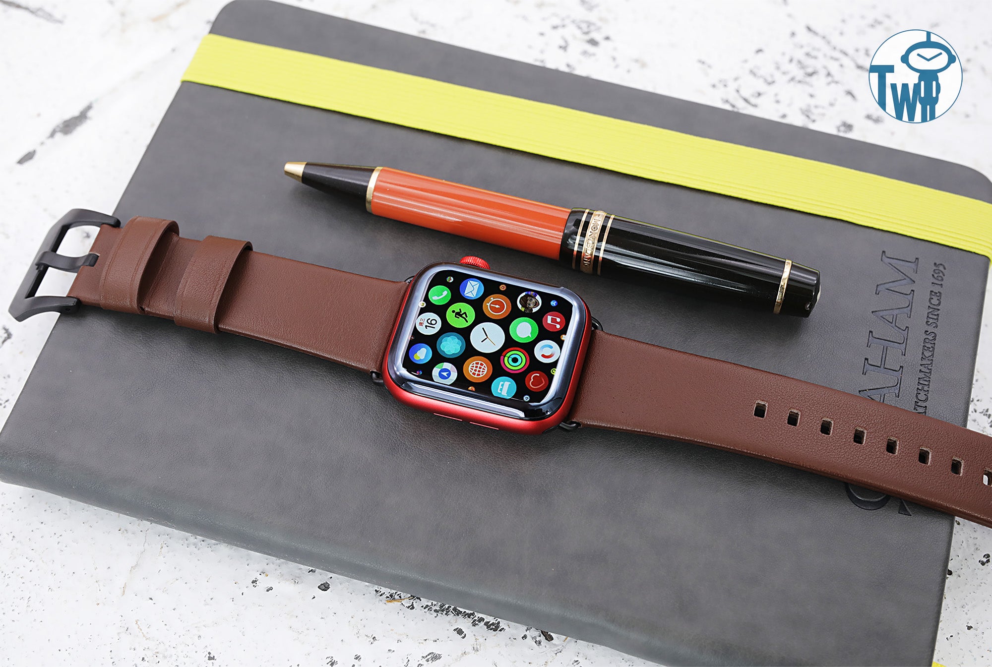 棕色皮革 Apple 手錶錶帶散發出休閒的智能風格，使其成為可正裝或便裝的百搭配飾。｜太空人腕時計TW