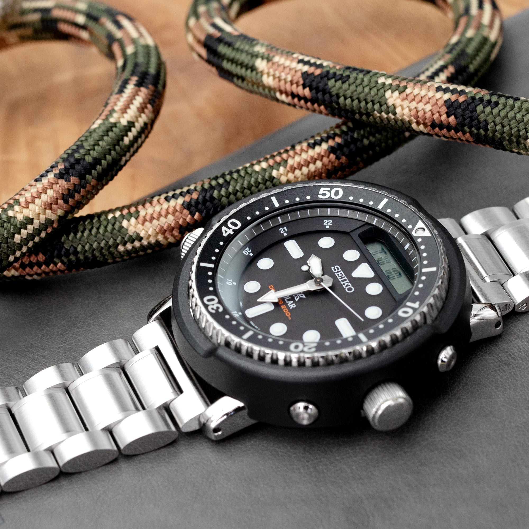 Seiko精工 Prospex 復刻版Arnie太陽能混合黑色液晶體手錶SNJ025P1 配上 無需工具調整錶帶尺寸的魔法｜太空人腕時計TW